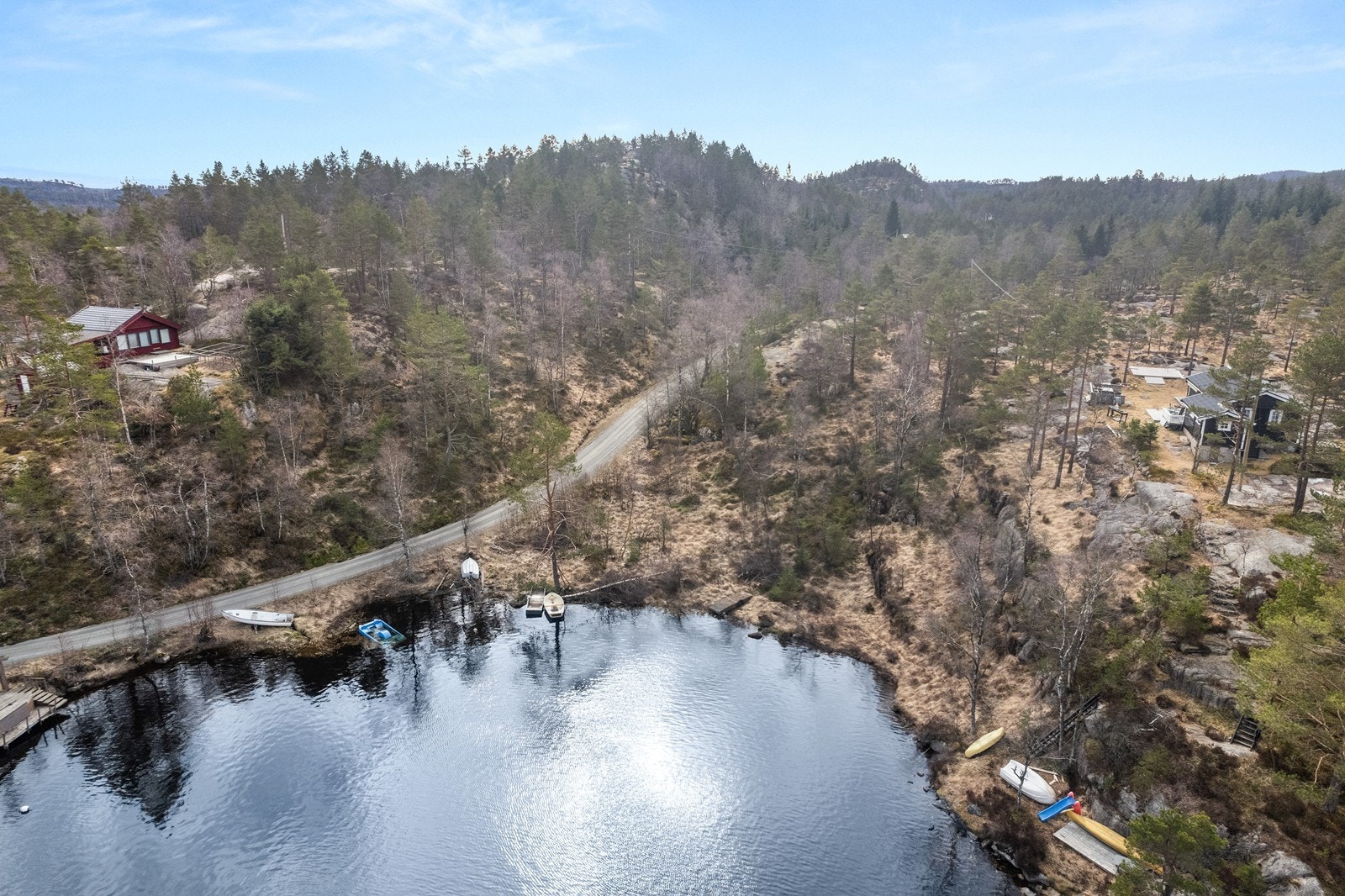 Tomten ligger rett ved kommunal vei. Galleribilde