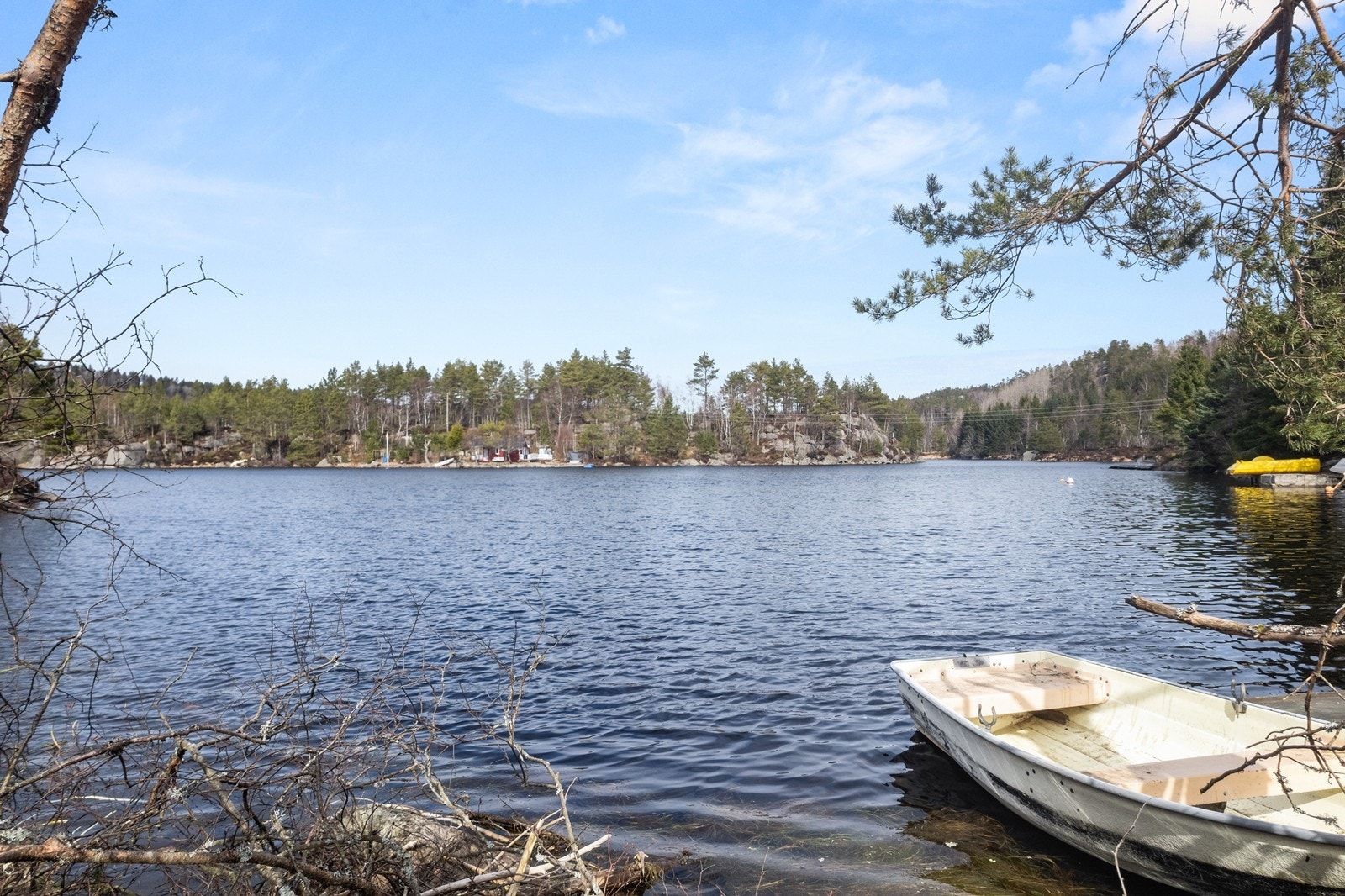 Holmevann med spredt fritidsbebyggelse. Galleribilde
