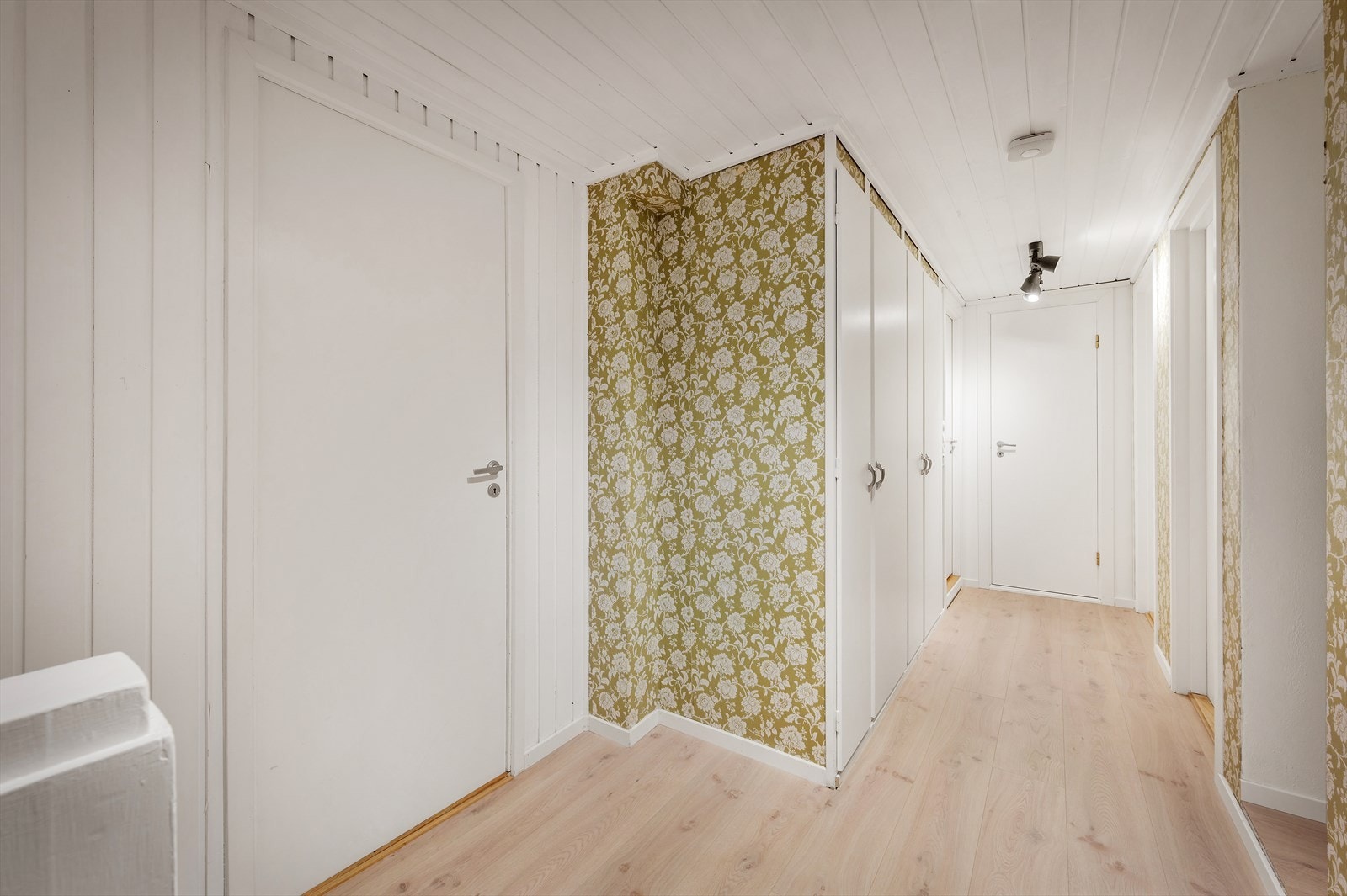 - Romslig mellomgang på 9,6m² - Galleribilde