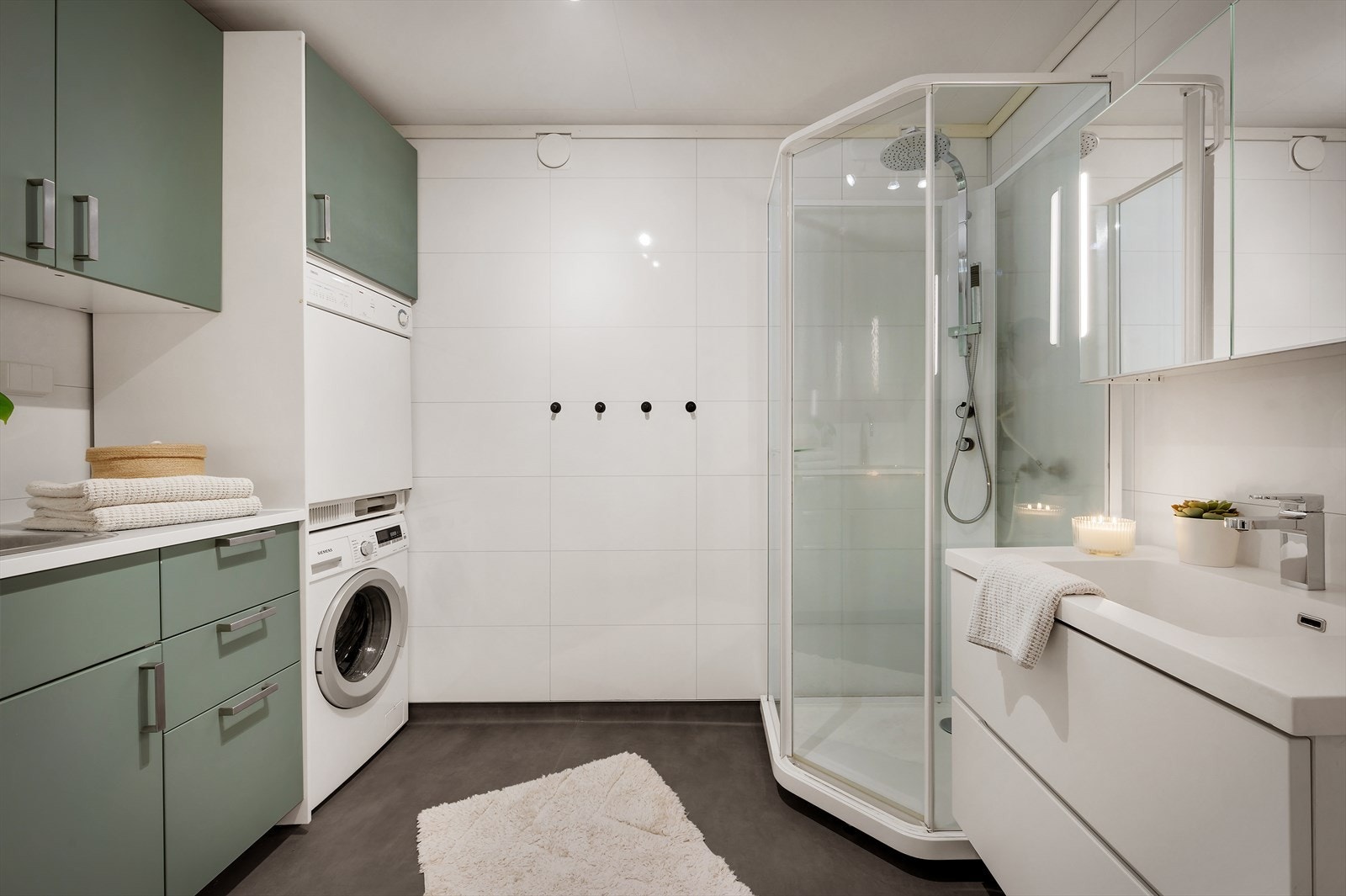- Badet ble oppusset i 2015 og fremstår moderne med tidsriktige kvaliteter. Vaskemaskin og tørketrommel i nisje samt plassbygget skap- og benkeløsning gjør klesvasken svært lettvint - Galleribilde