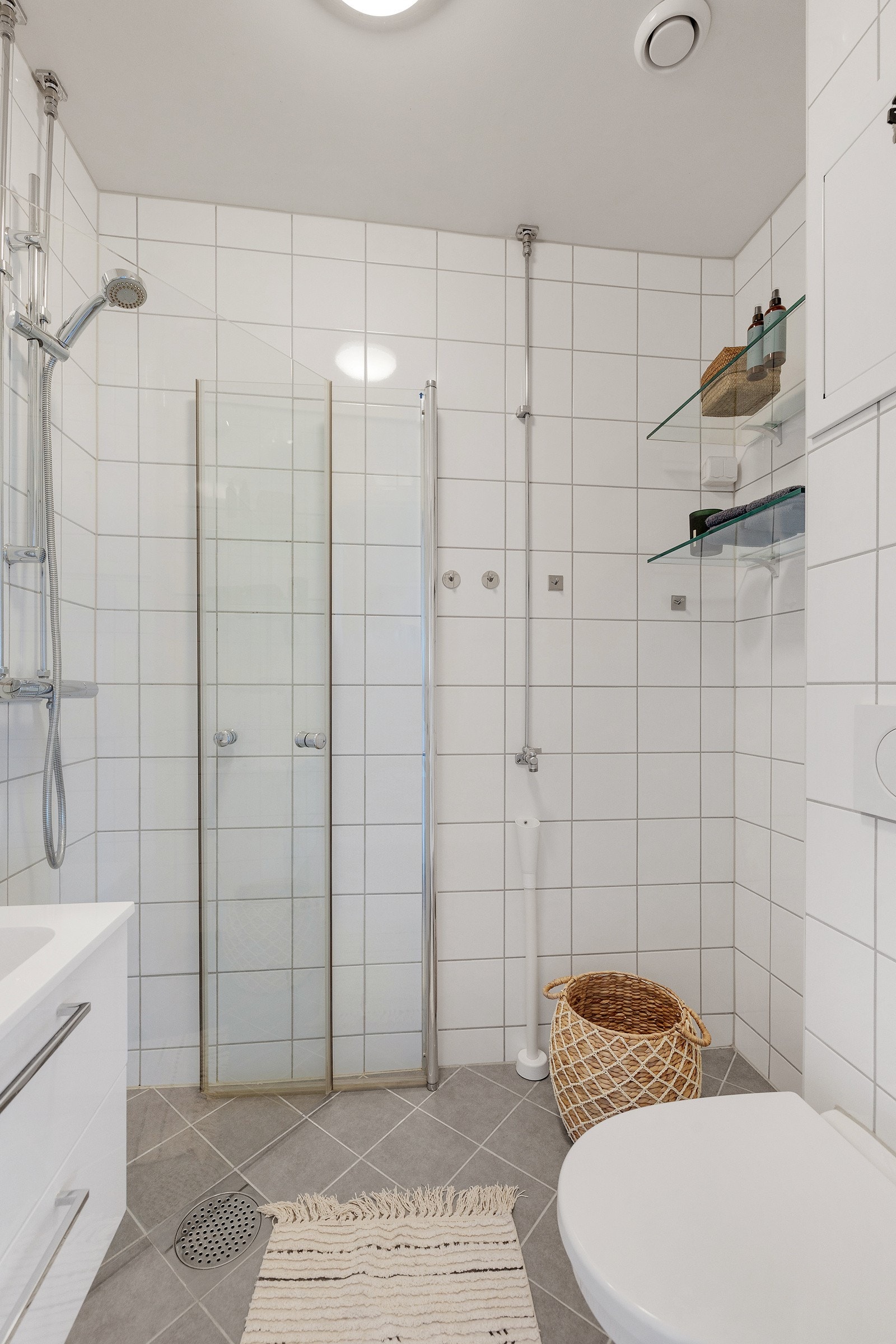 Badet har varmekabler i gulv og downlights i tak. Galleribilde