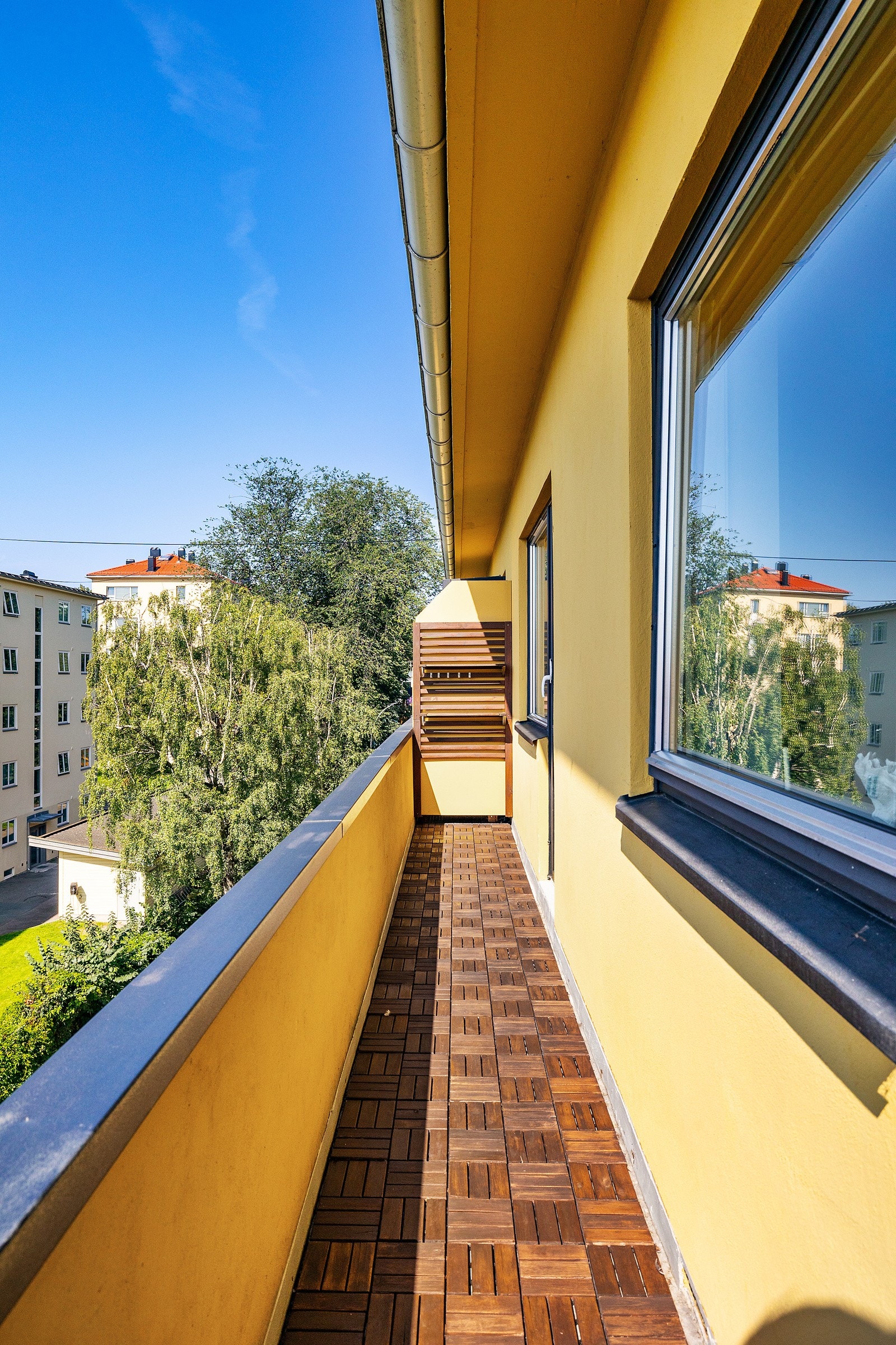 Balkongen er vestvendt og har gode solforhold med ettermiddag og kveldssol. Galleribilde