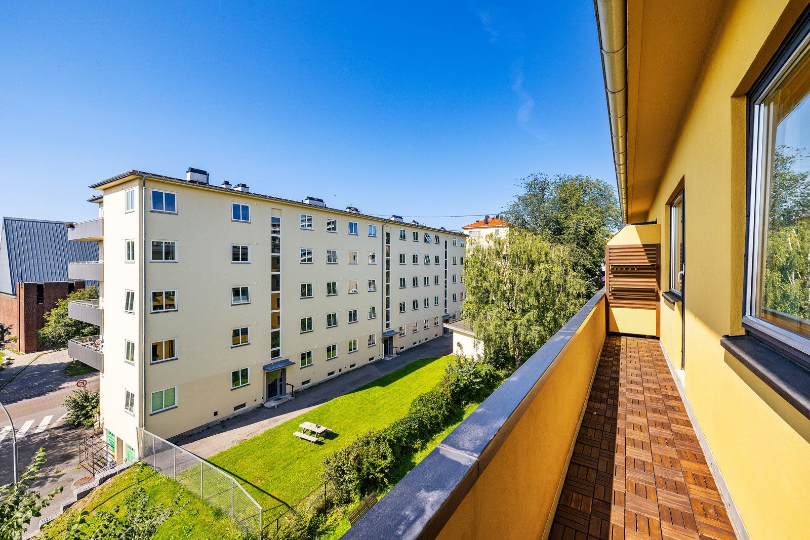 Fra stuen er det utgang til leilighetens solrike balkong på 6m². Galleribilde