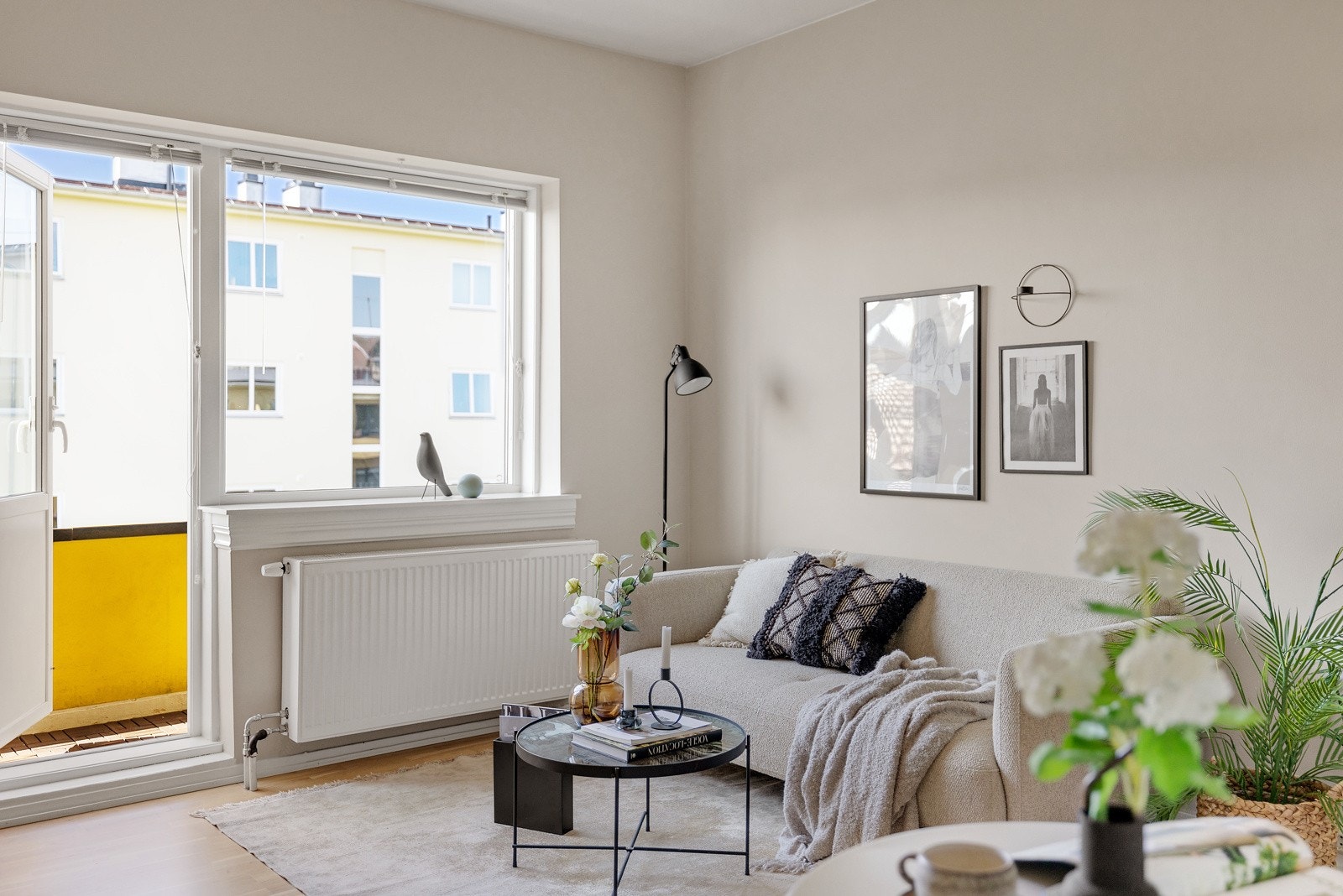 Gulvet er belagt med parkett og veggene er malt i en fin tidsriktig fargetone. Galleribilde