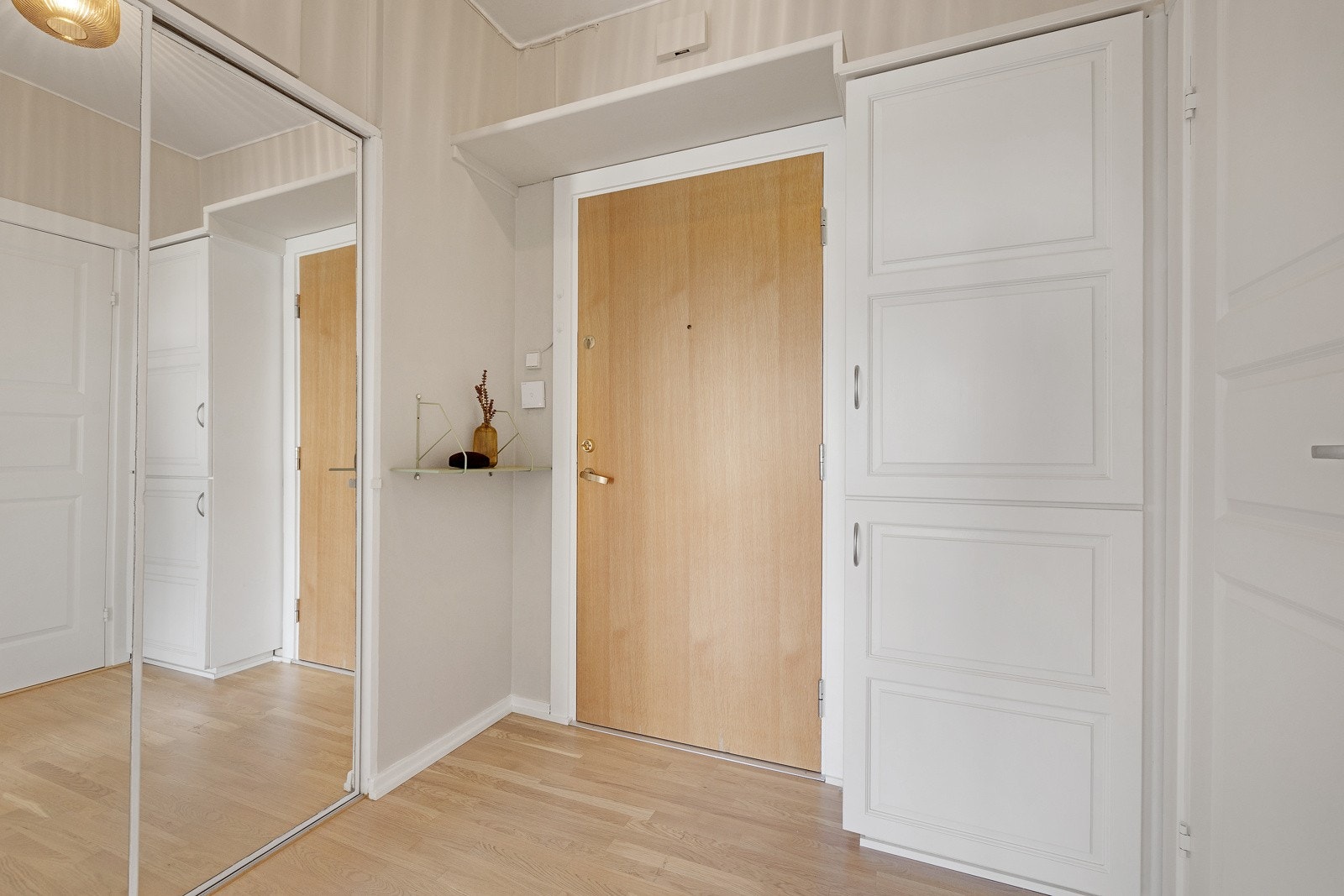 Velkommen inn til denne hyggelige leiligheten med plass til å henge fra seg yttertøy og plassere sko. Galleribilde