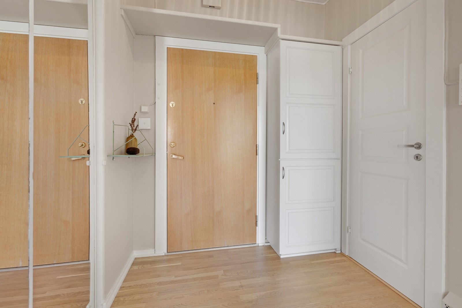 Dørcalling med portåpner ved inngangsdør. Galleribilde