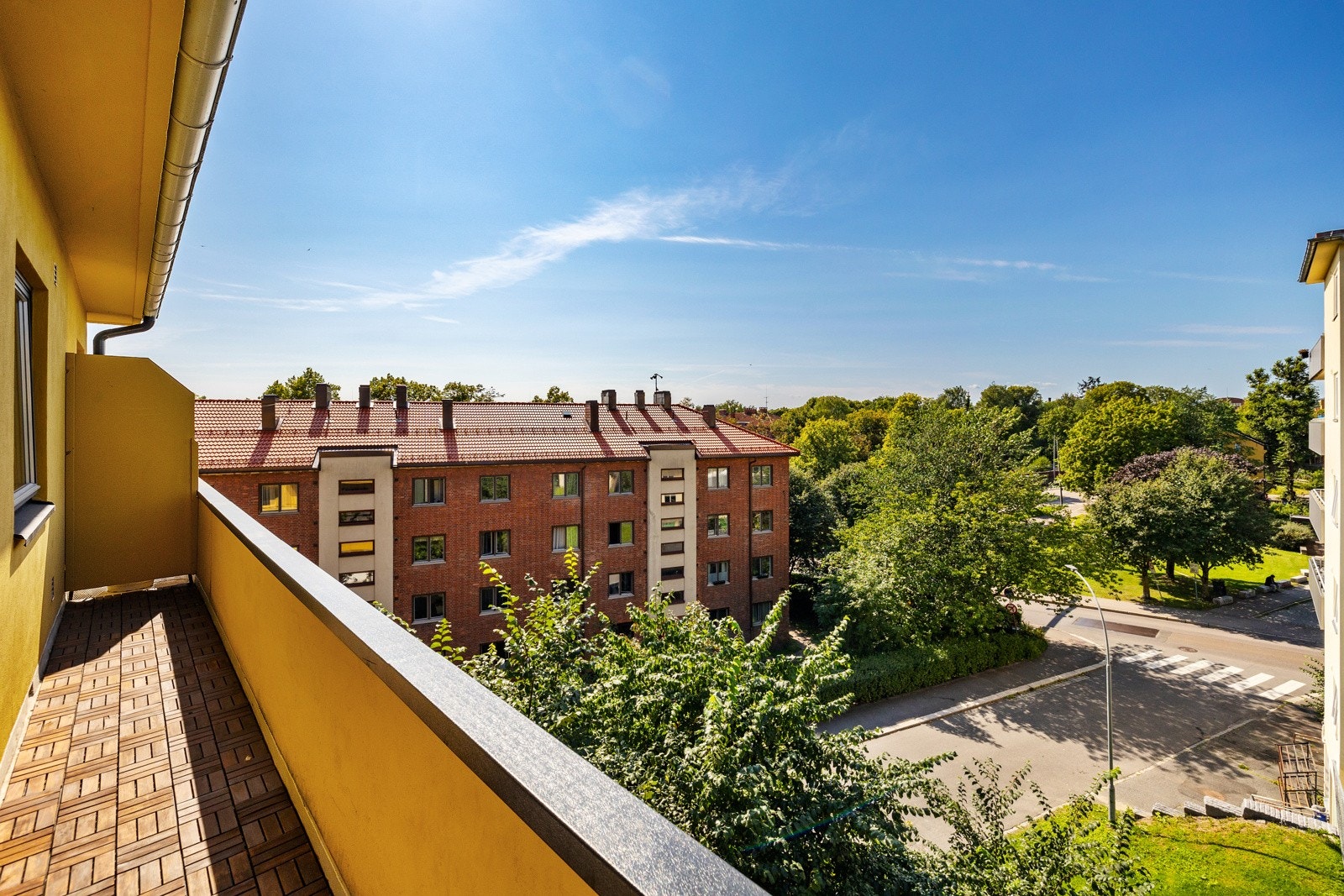 Balkongen vender ut mot borettslagets hyggelige fellesområder og er perfekt for lange sommerdager. Galleribilde