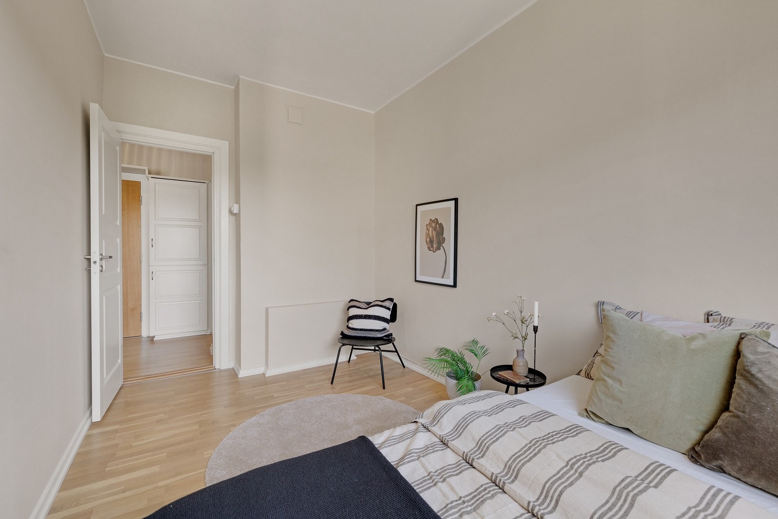 Soverommet har god plass til dobbeltseng med nattbord, og mulighet for å sette inn skap for ekstra oppbevaring. Galleribilde