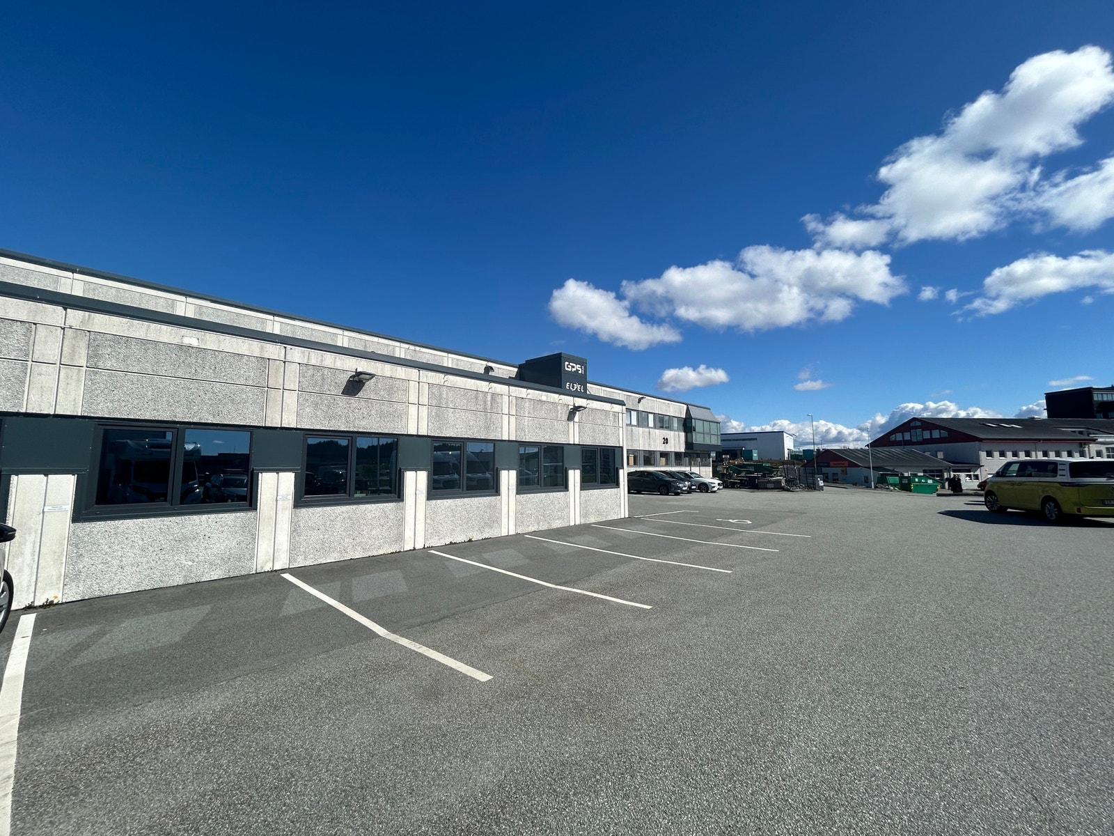 Det er parkering like utenfor. Galleribilde