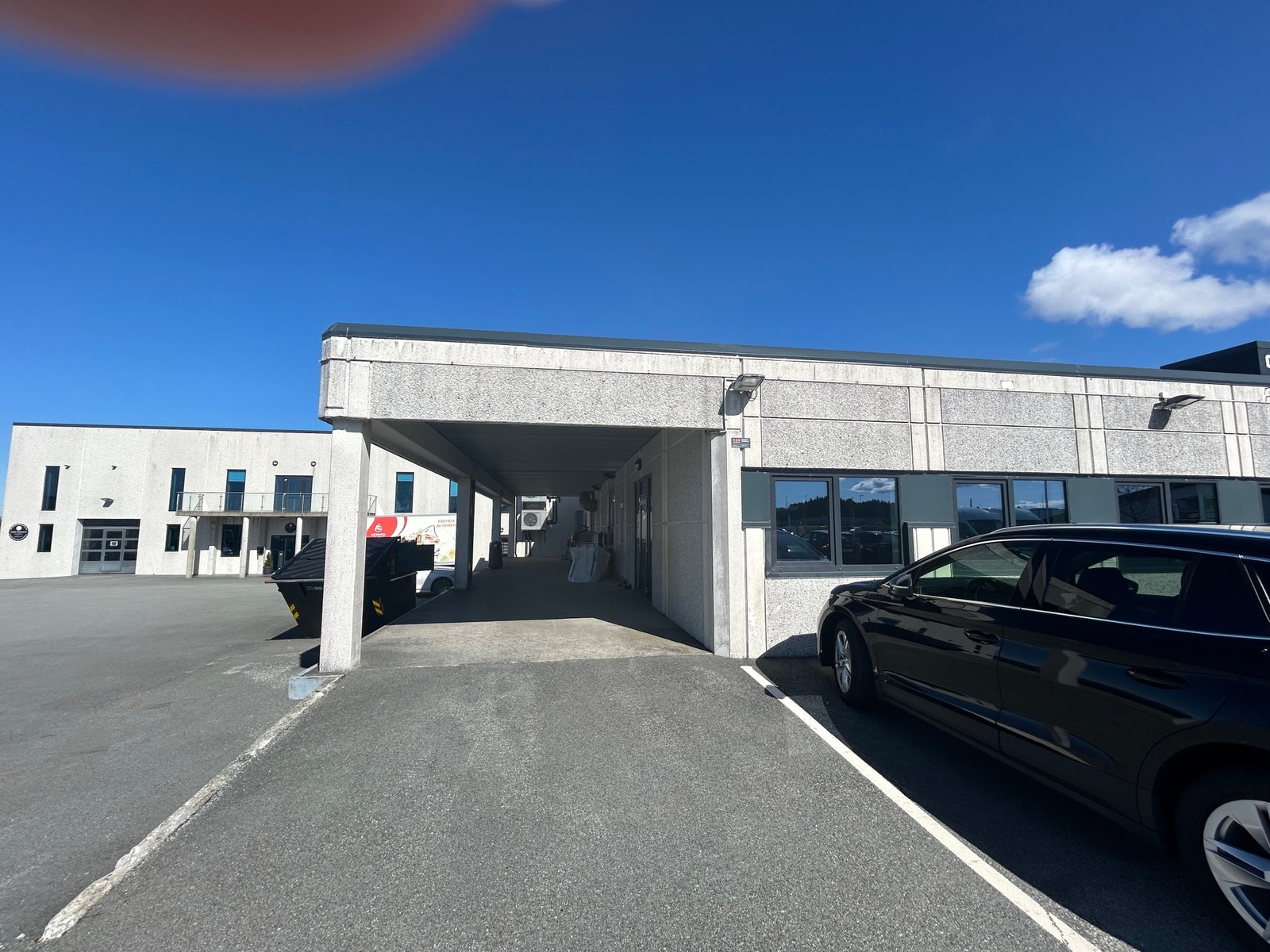 Inngang til lageret, kjøre rampe helt til døren, første etasje. Galleribilde