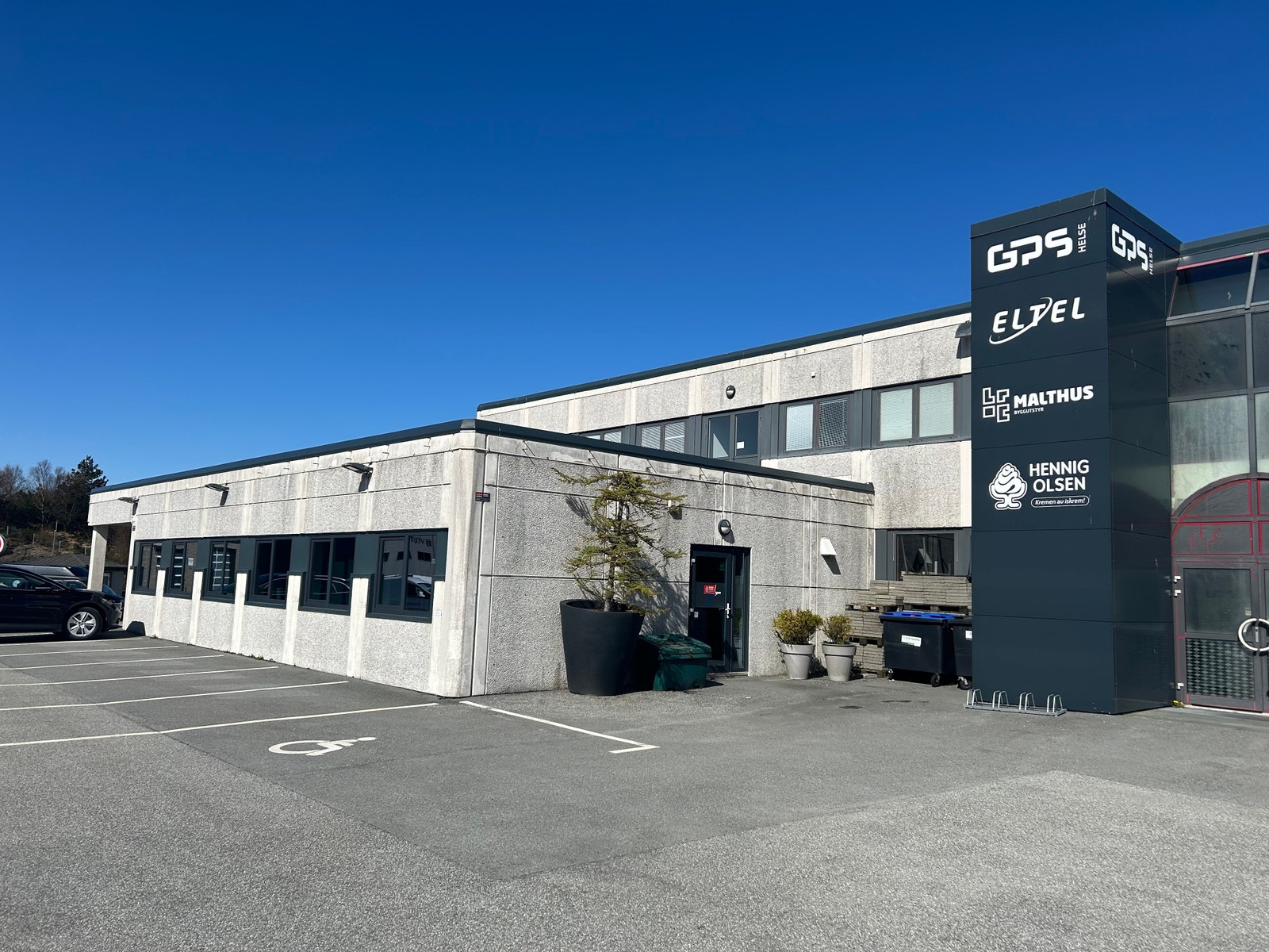 Direkte inngang fra parkeringsplassen. Galleribilde