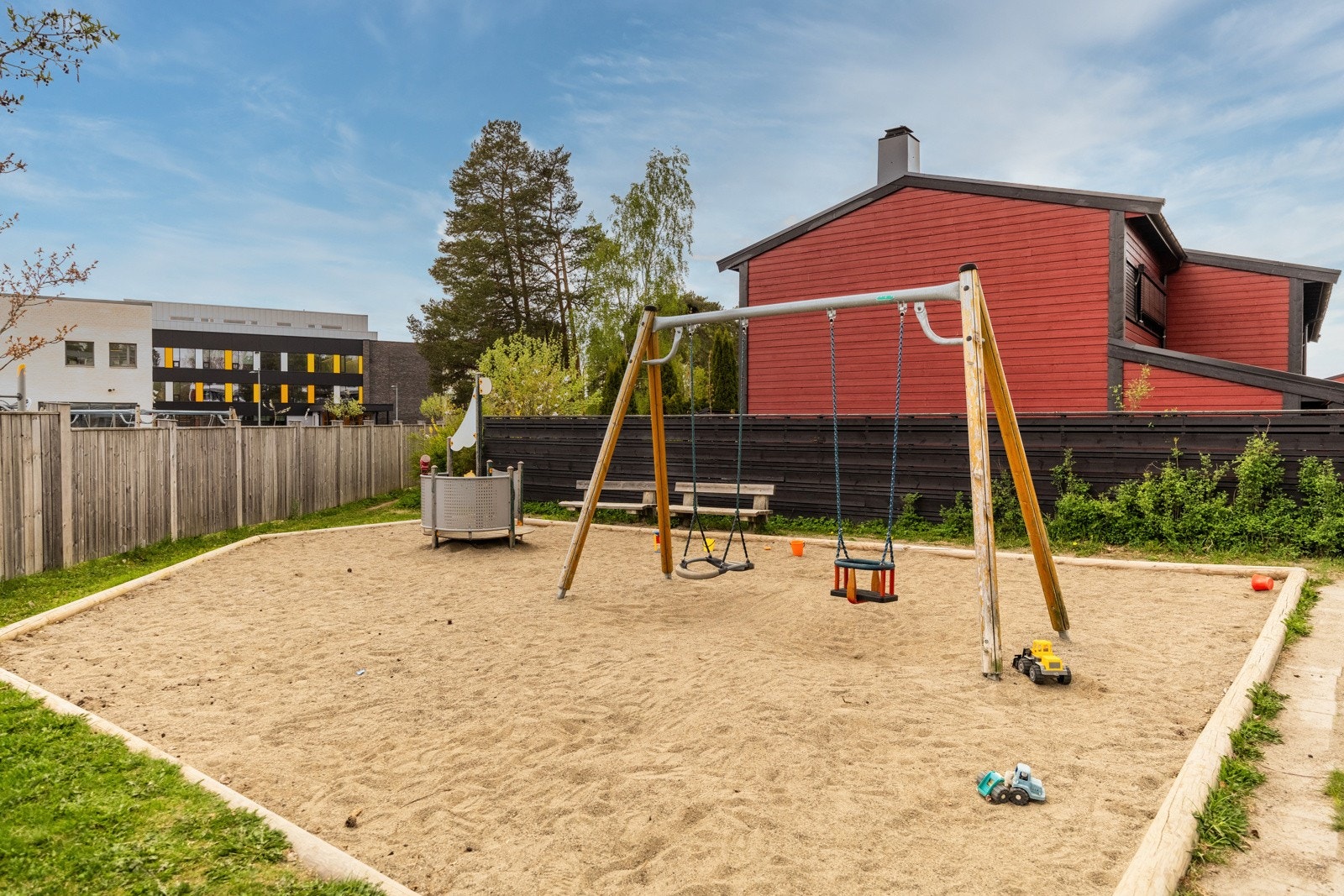 Lekeplass i nabolaget. Galleribilde