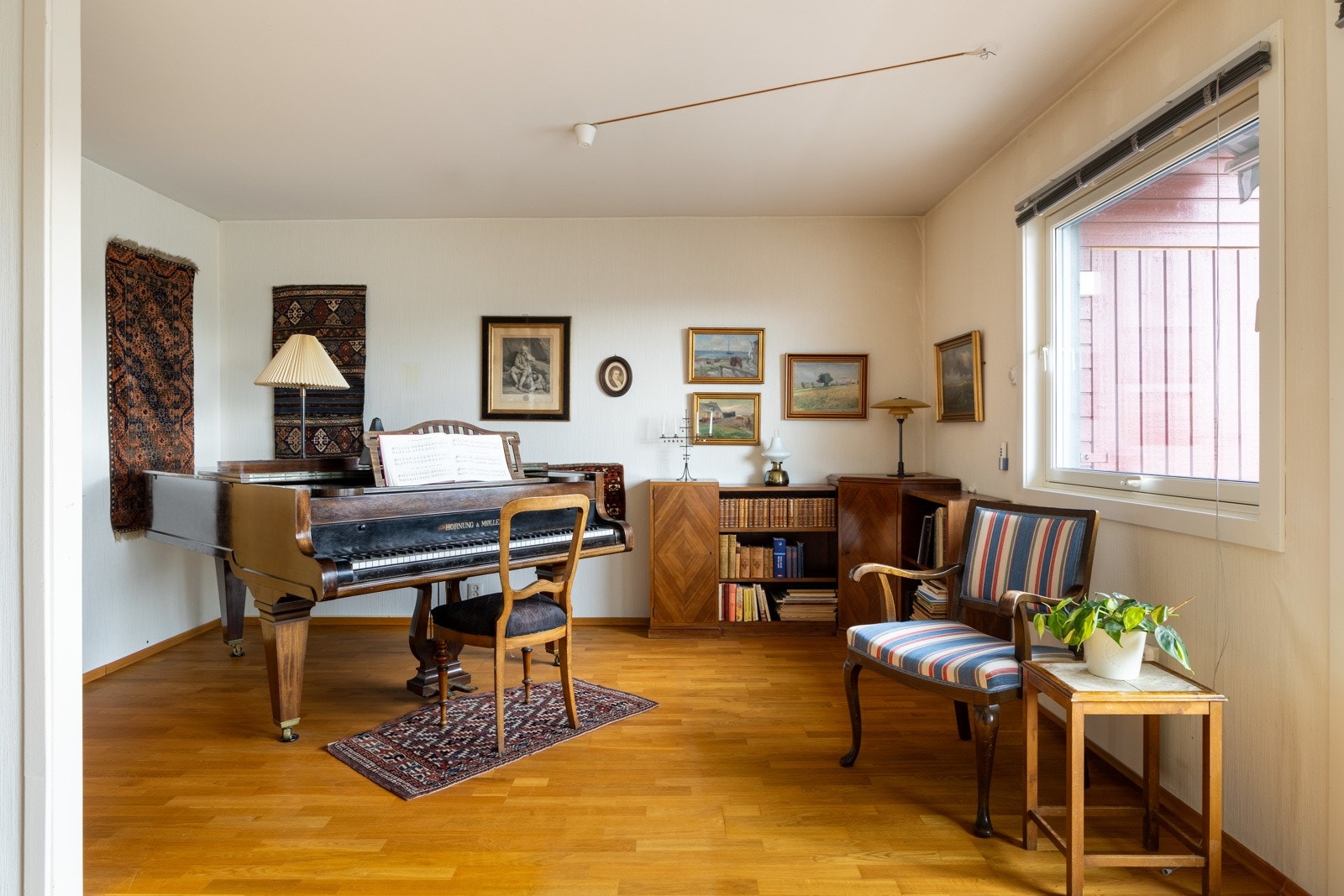 Stuen er naturlig inndelt i to soner, her innredet som et musikalsk hjørne Galleribilde
