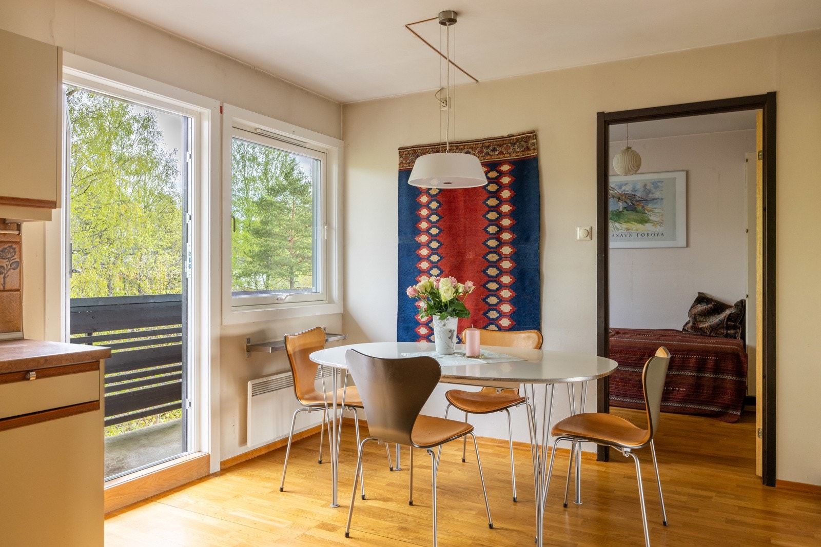 Det er god plass til spisebord på kjøkkenet med tilhørende møblement. Galleribilde