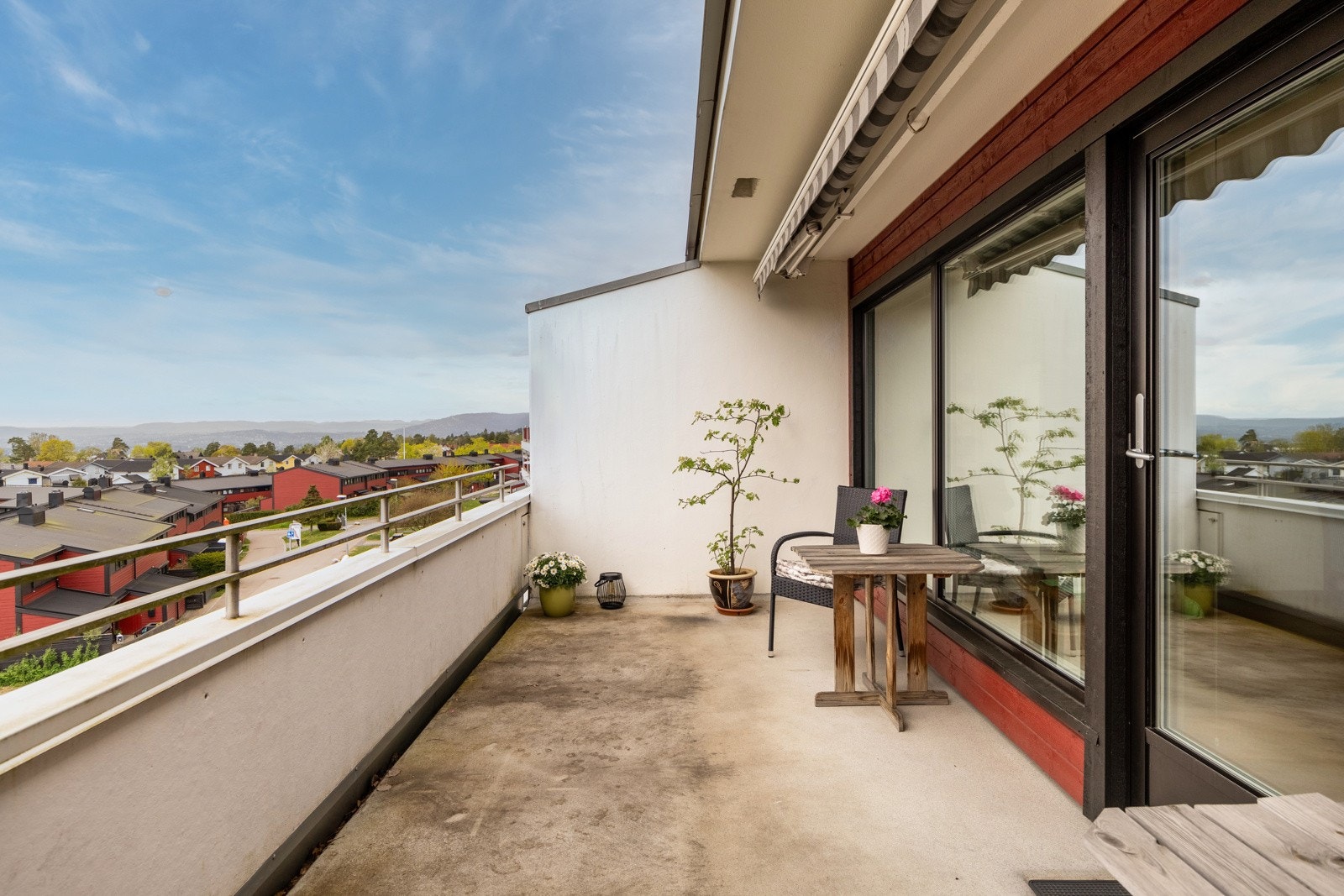 Solrik vestvendt terrasse med vidstrakt utsikt. Galleribilde