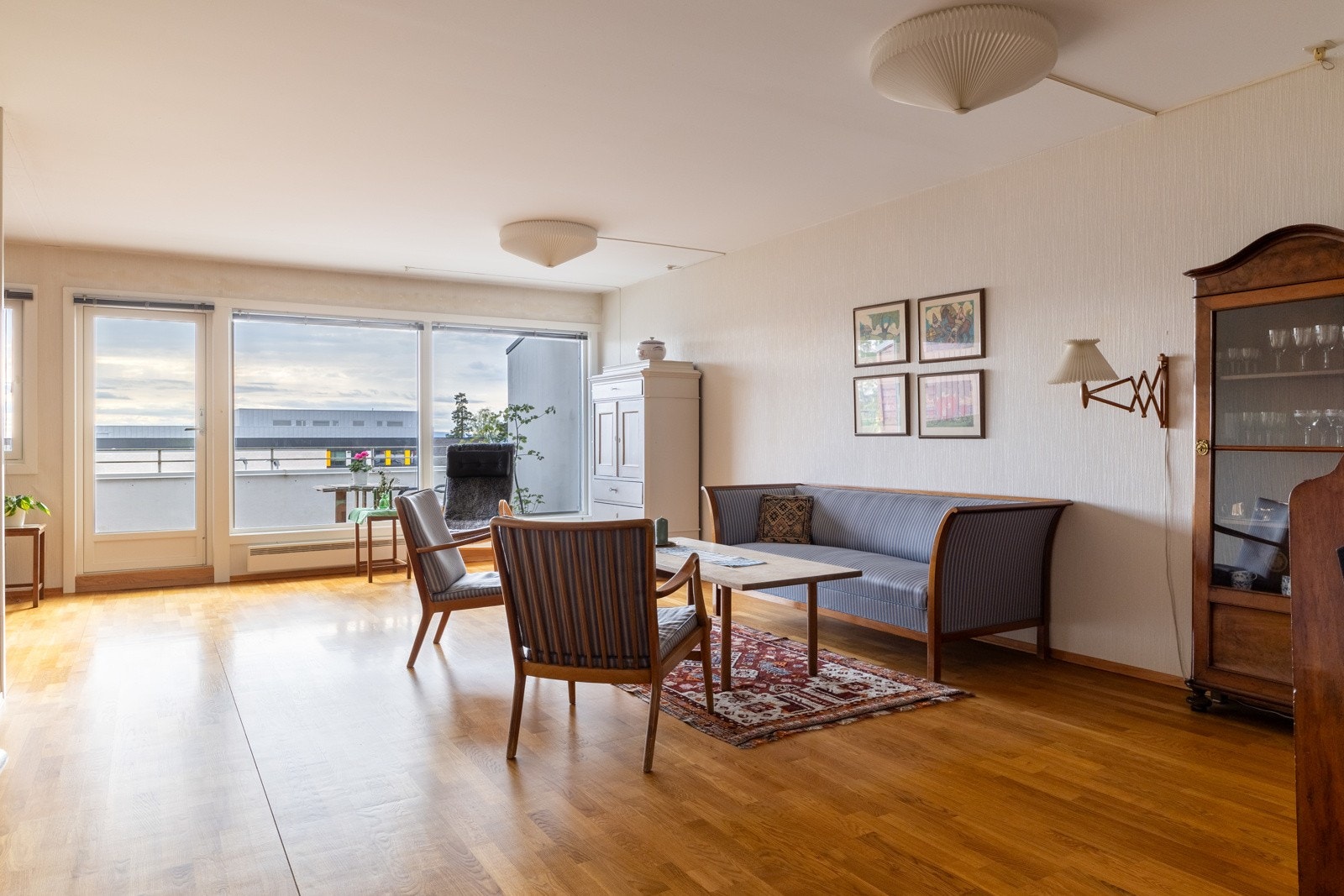 Romslig stue med store vindusflater som gir godt med naturlig lysinnslipp. Galleribilde