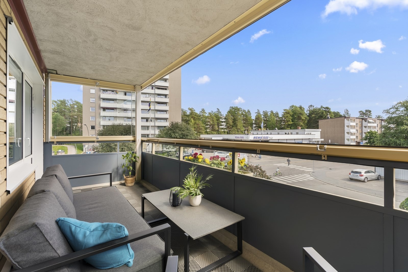 Vinduene kan åpnes som vist på foto. Galleribilde