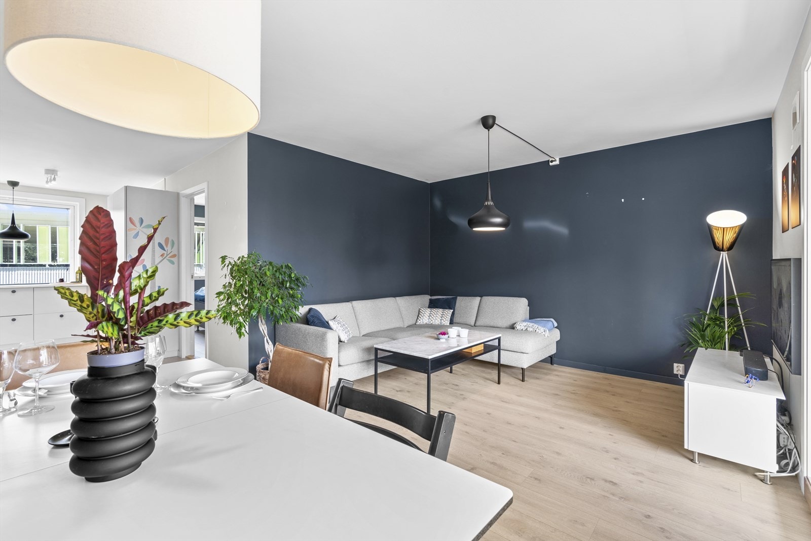 Den flotte stuen blir boligens naturlige samlingspunkt. Galleribilde