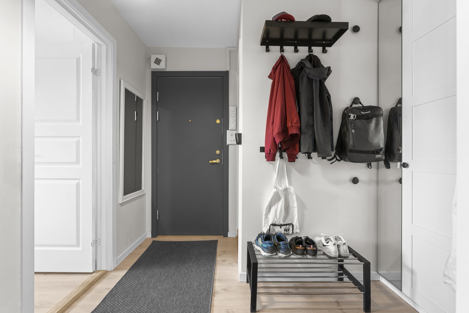 Innbydende entré med malte, slette overflater og et pent laminatgulv. Galleribilde