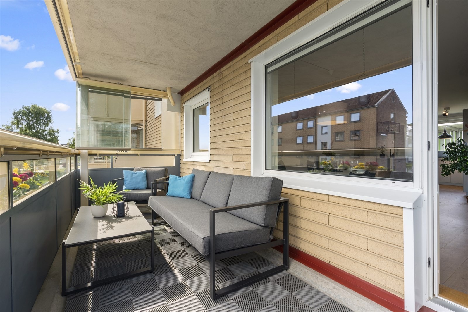 Sørøstvendt innglasset balkong i betongkonstruksjon med adkomst fra stue/kjøkken, ca. 10 m². Galleribilde