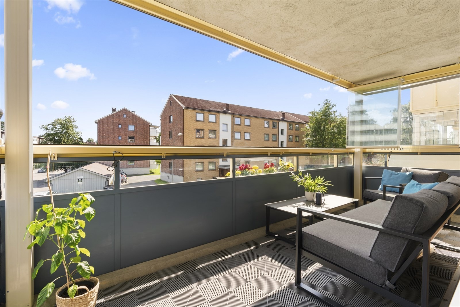 Den innglassede balkongen gjør at du også kan nyte utetilværelsen selv på ruskete gråværsdager. Galleribilde