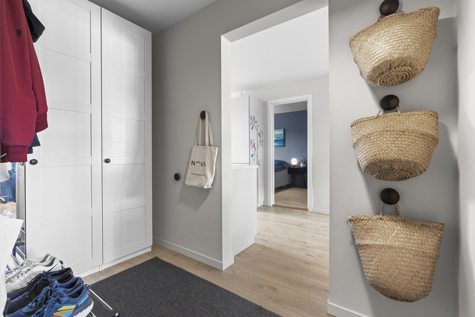 God plass til hendige oppbevaringsløninger, i tillegg til garderobeskap med speil- og profilerte fronter. Galleribilde