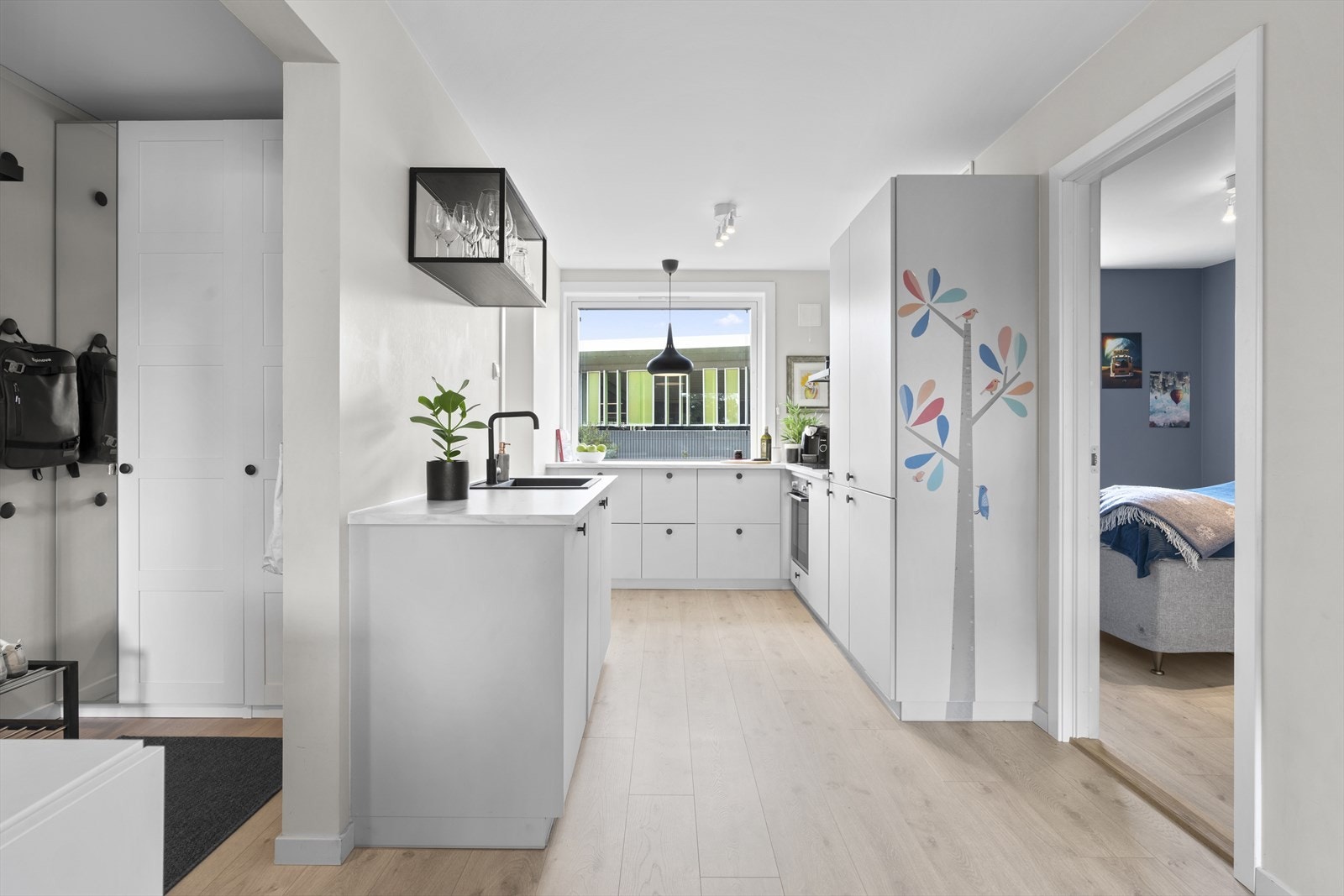 I rommet er det montert tidløs Kvik innredning fra 2018 med lyse glatte fronter og lys laminat benkeplate med nedfelt kum i kompositt. Galleribilde