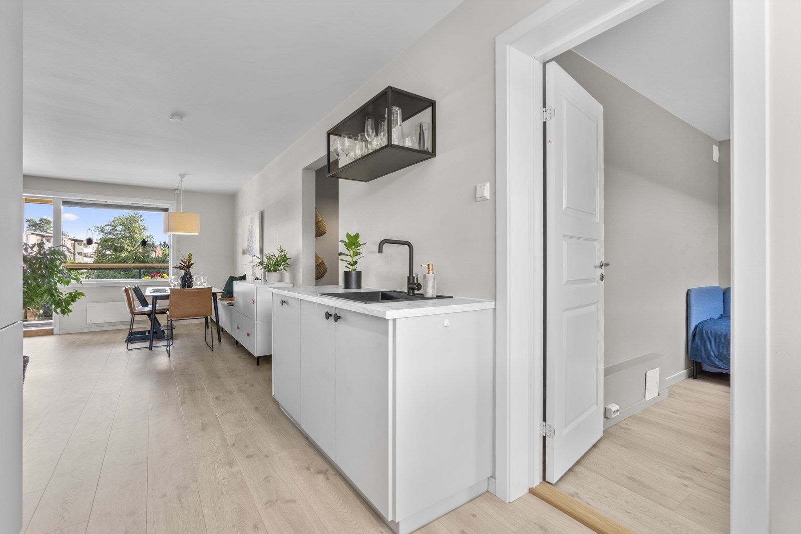 Kjøkken mot stue og spiseplass. Galleribilde