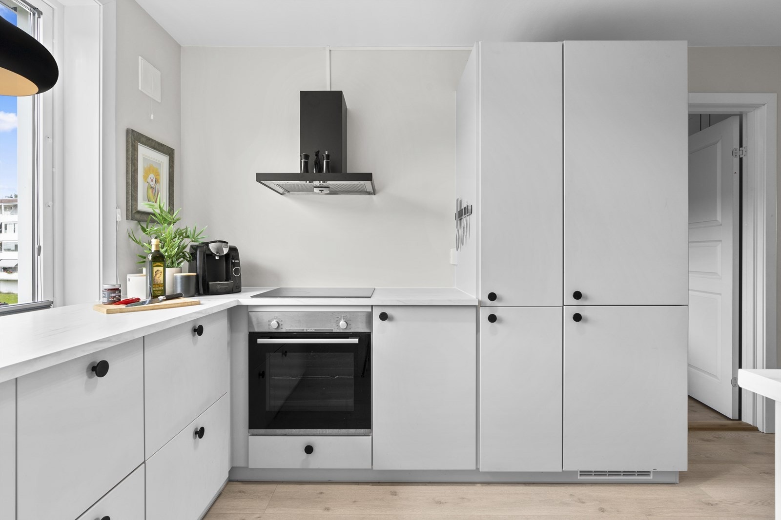 Kjøkkenet ligger i åpen løsning til stue og spiseplass Galleribilde