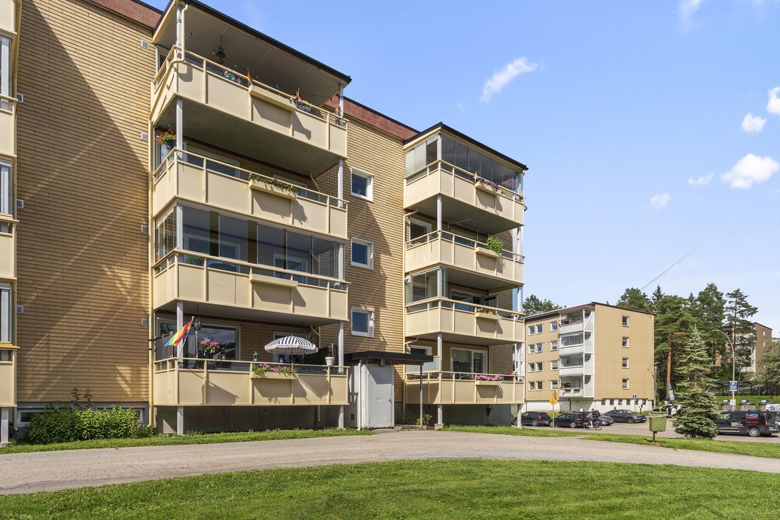 Boligen har en god intern beliggenhet på ende i byggets 2. etasje og med en lettstelt planløsning som fordeler seg over ett plan. Galleribilde