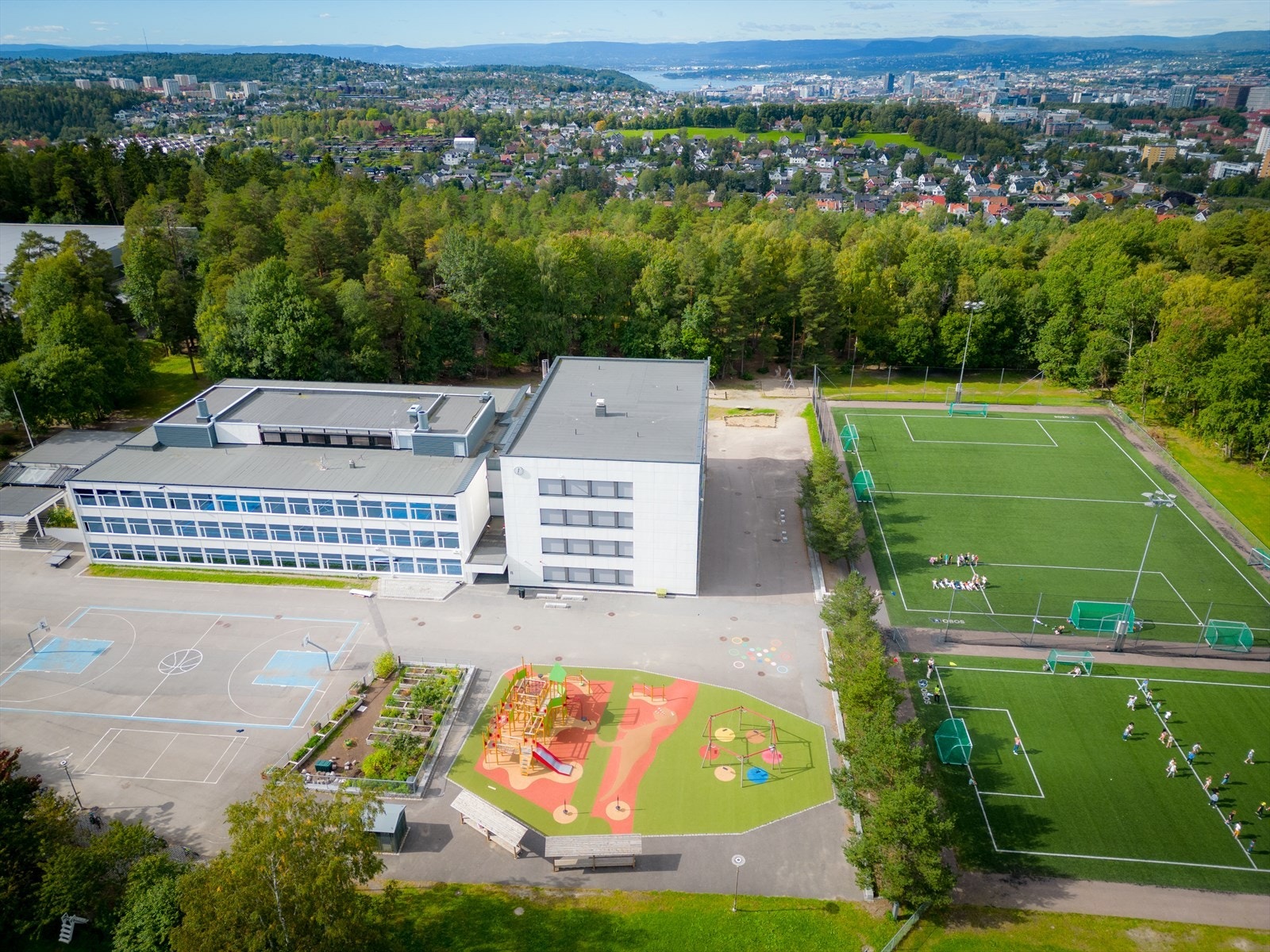 Kort gangavstand til flere nærliggende barnehager og skoler. Boligen sogner til Godlia skole. Galleribilde