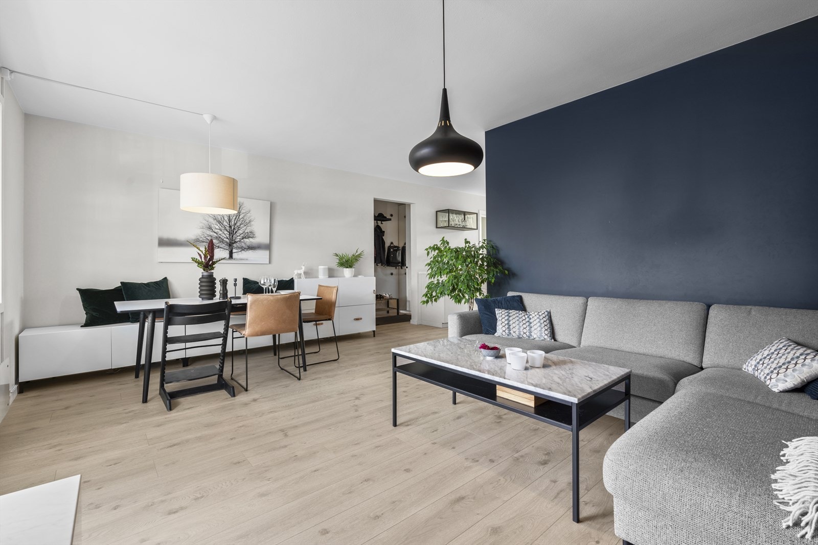 Oppholdsrommet innbyr til avslappende og sosiale stunder med både venner og familie. Galleribilde