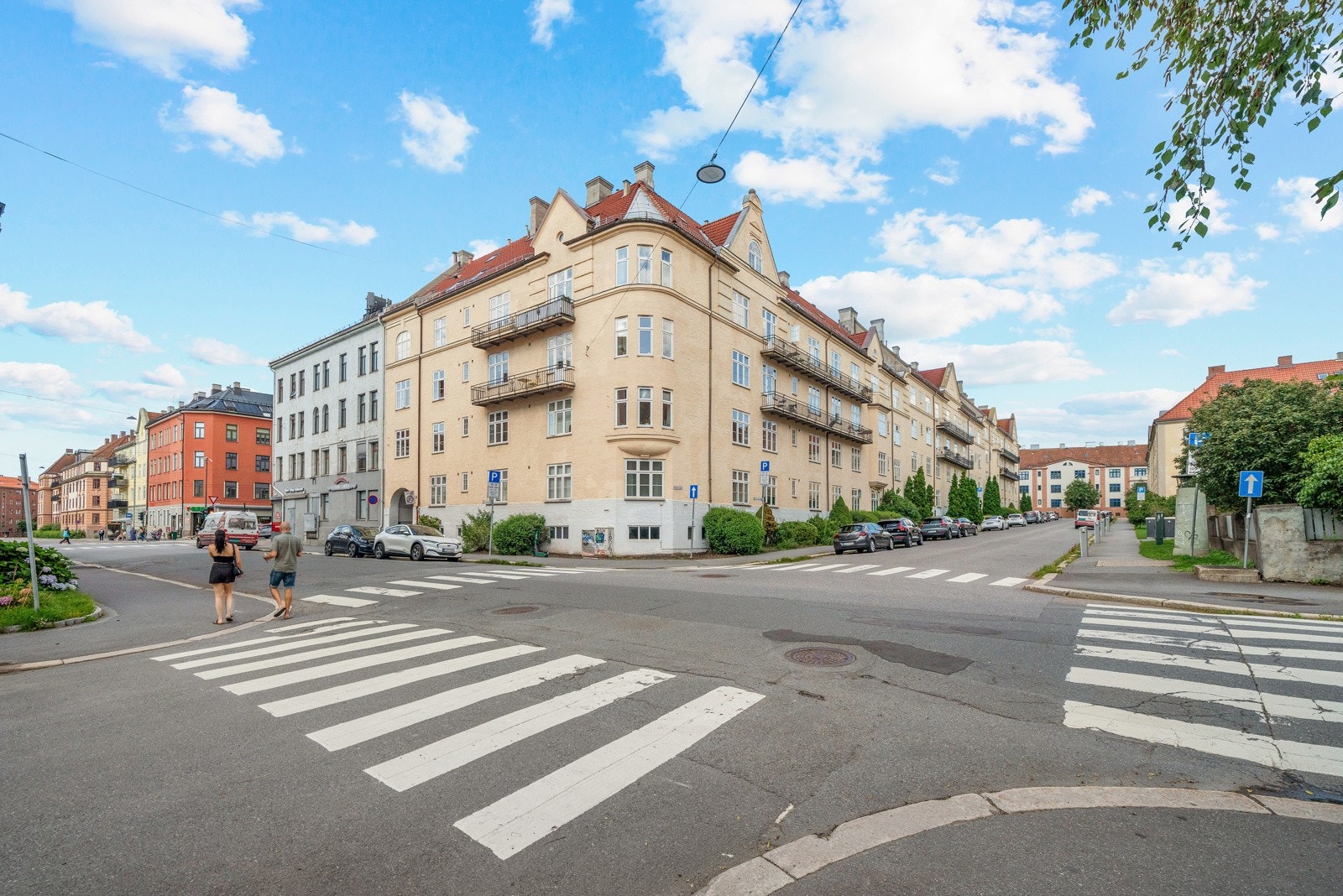 Omsens gate er en rolig gate, og ligger samtidig i umiddelbar nærhet til kollektivknutepunktet Torshov (1 min gange fra leiligheten). Galleribilde