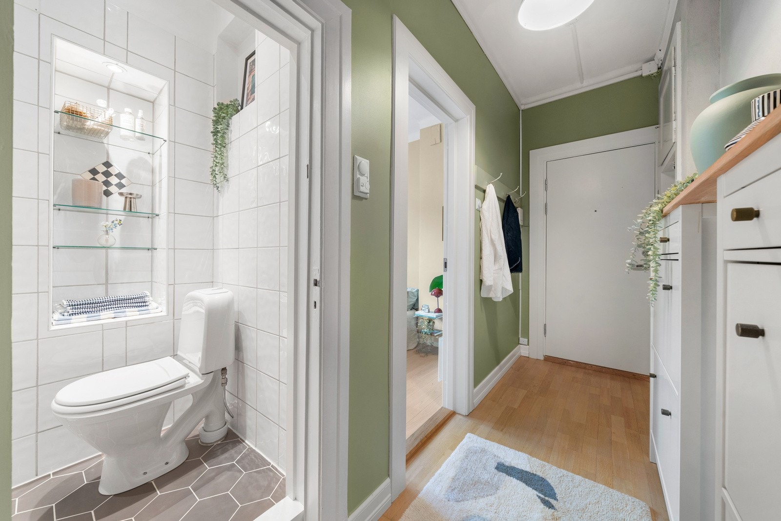 Entreen er et naturlig knutepunkt til alle rom i boligen. Galleribilde