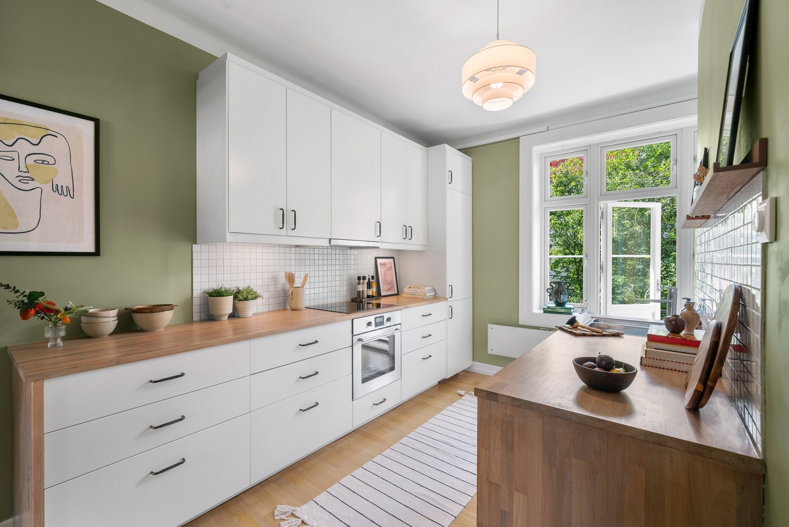 Kjøkkenet byr også på god plass til å lage mat med en praktisk utforming som gjør matlagingen til en hyggelig opplevelse. Galleribilde