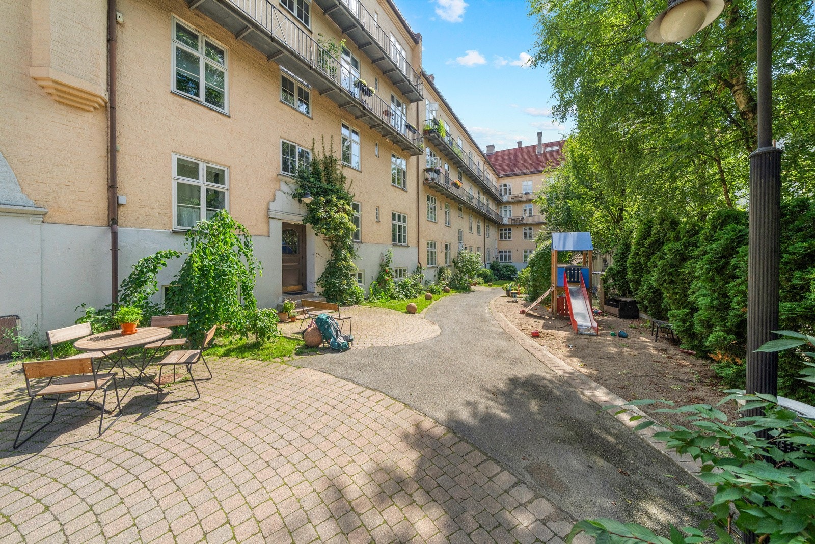 Området er består av grøntområder med beplantning, sittegrupper og lekeapparater. Galleribilde