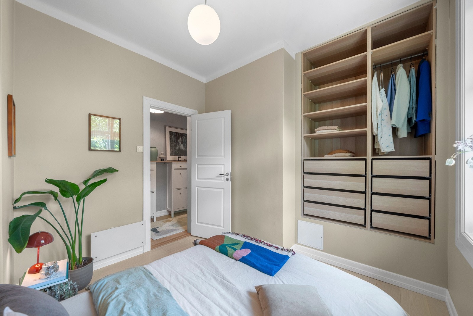 Her er det nok plass til en komfortabel dobbeltseng og nattbord. I tillegg byr soverommet på en smart garderobeløsning som er plassbygd og gir mer romutnytte. Galleribilde