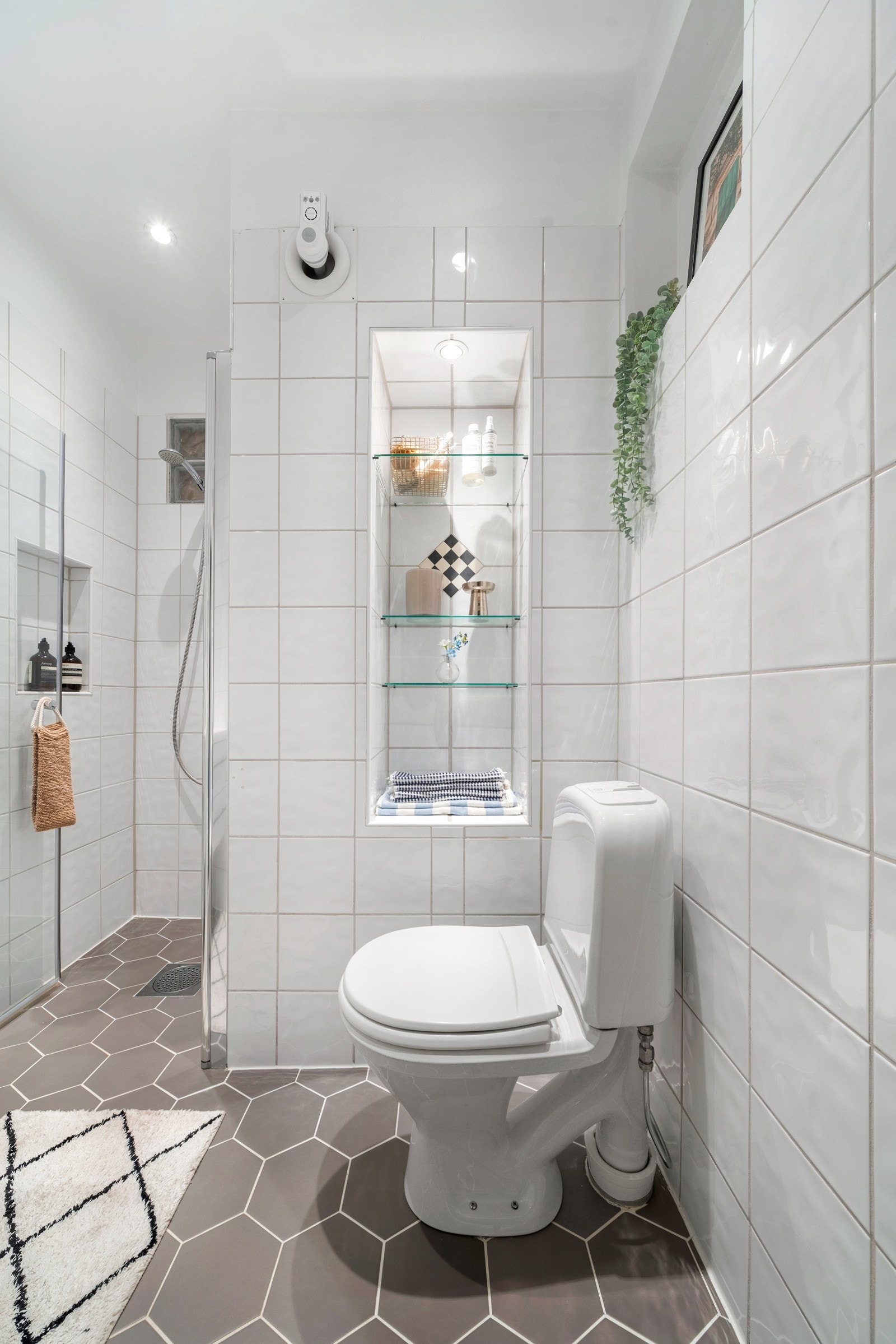 Meget pent flislagt baderom! Badet ble oppgradert i 2005, og ble ytterligere oppgradert i 2018. Galleribilde