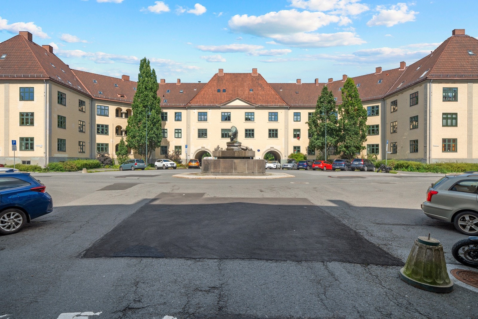 Boligen ligger i hjertet av Torshov, like ved det kjente landemerket Oksen på Torshov. Galleribilde