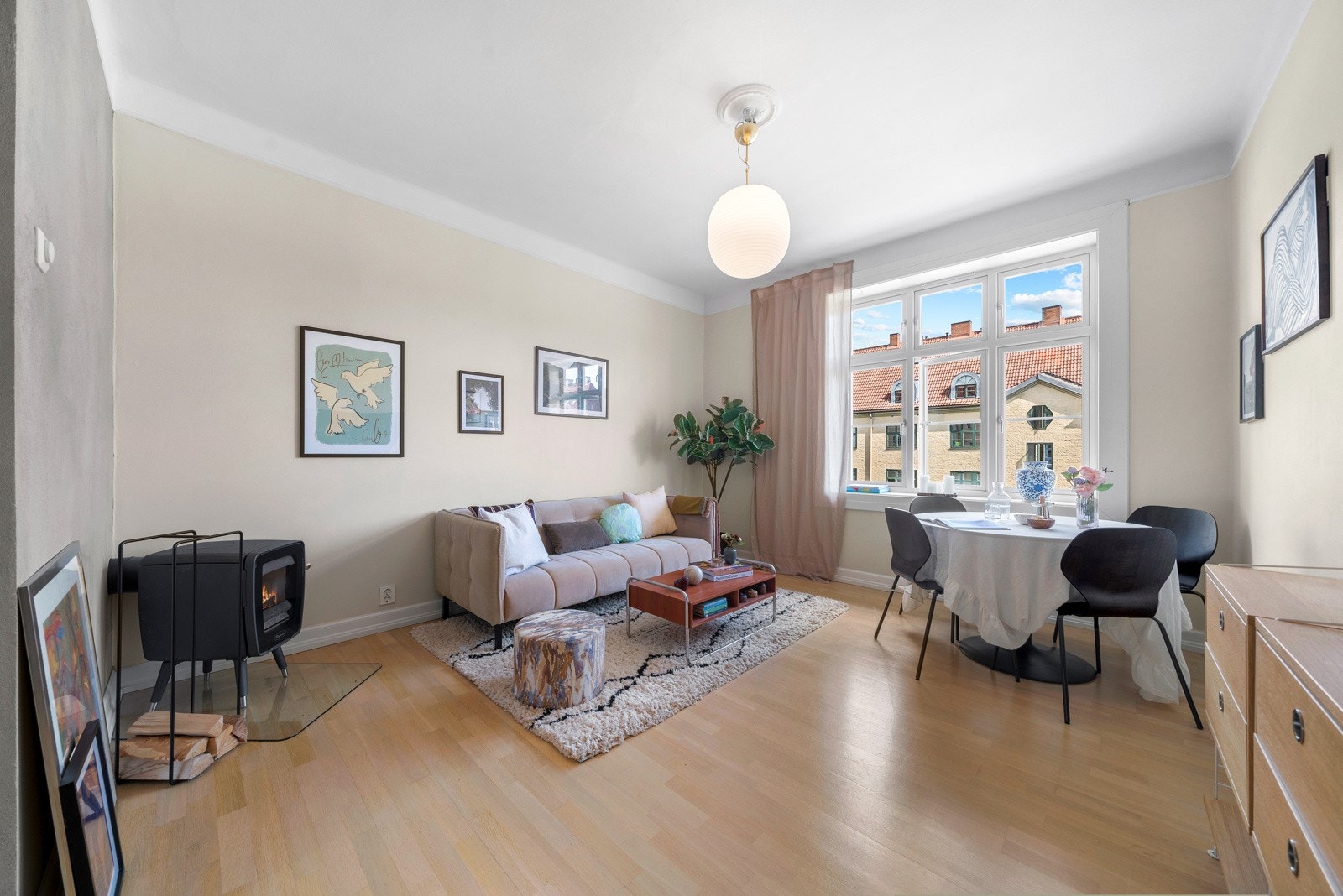 Her har vi stuen med store vindusflater som slipper rikelig inn med naturlig lys. Galleribilde