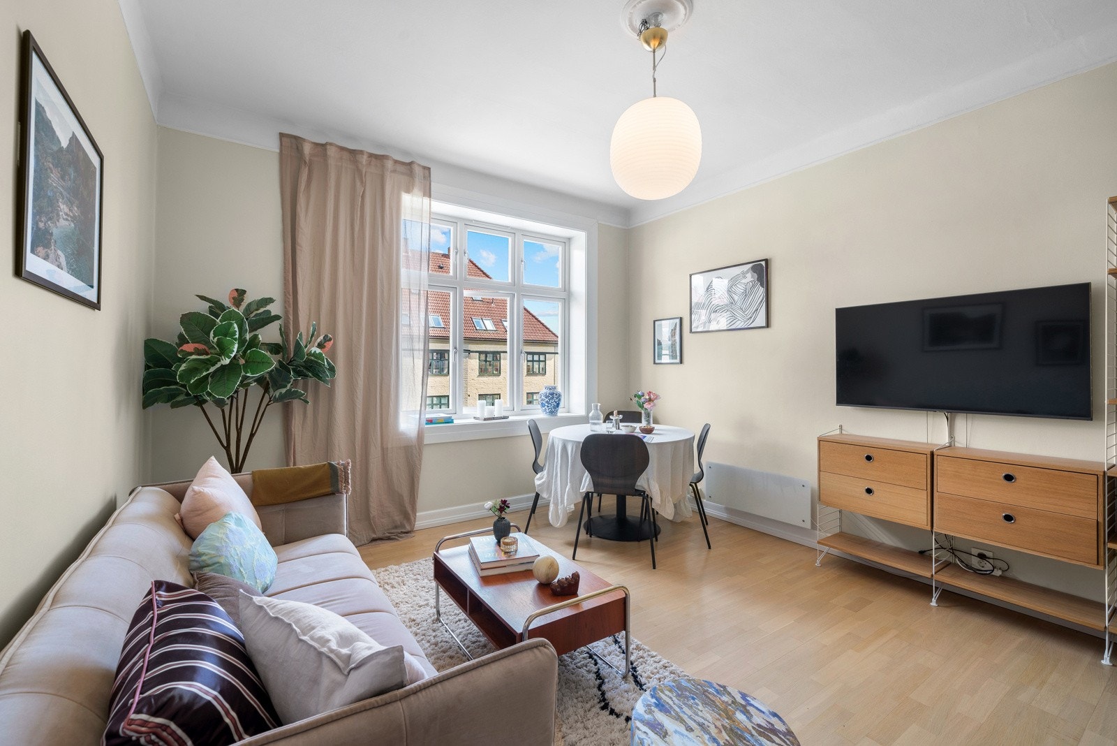 Lys og luftig stue med god takhøyde på 2,81 meter! Med god takhøyde og store vindusflater får man en klassisk bygårdsleilighet - også med en moderne stil. Galleribilde