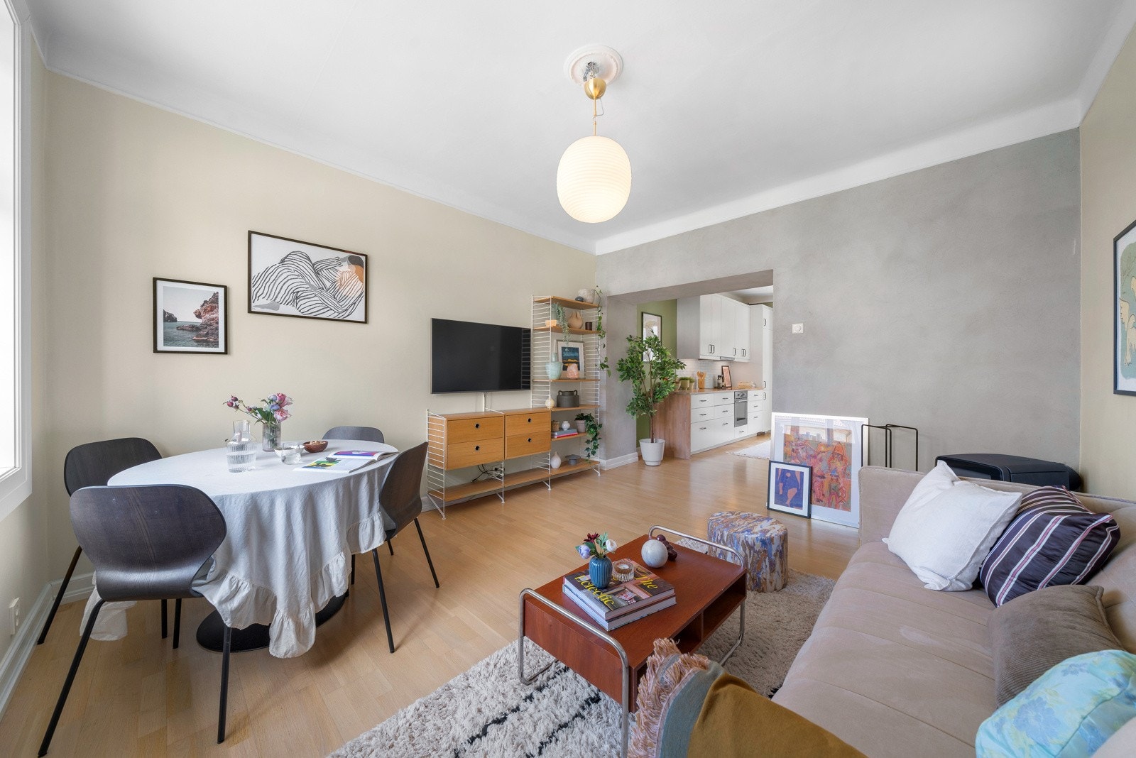 Leiligheten har blitt vesenltig påkostet i perioden 2018-2020 og fremstår i dag som en moderne og tidrsiktig leilighet. Galleribilde