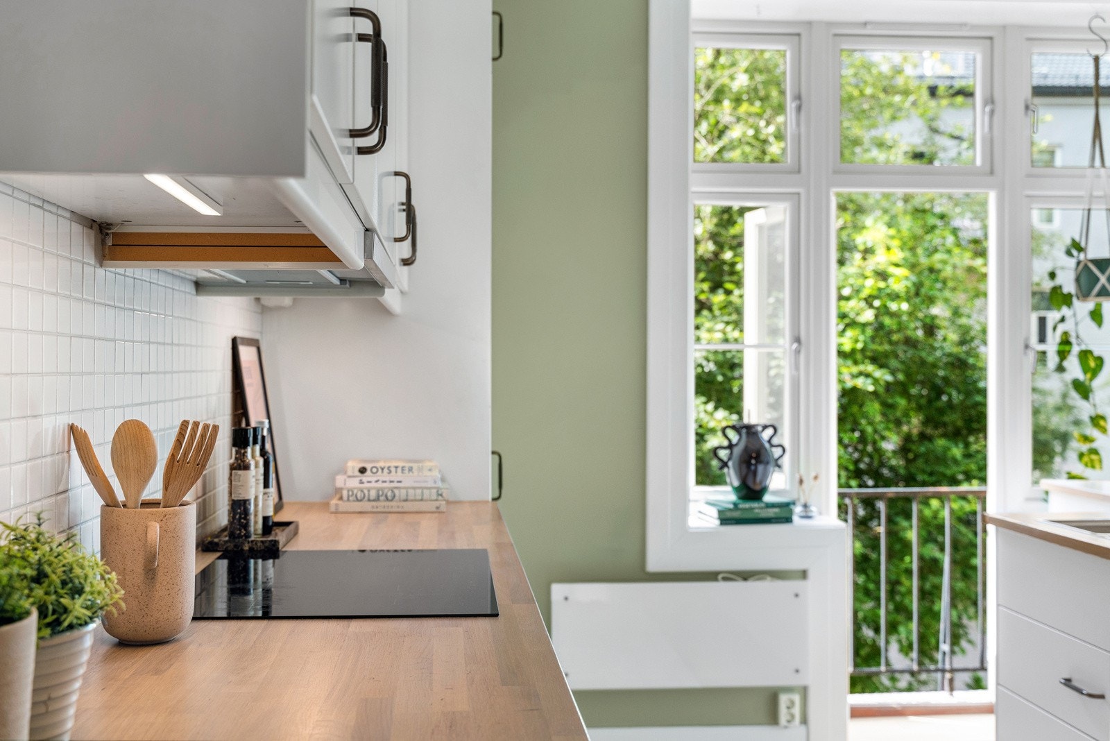 På kjøkkenet får man store vindusflater som gir godt med lysinnslipp og en luftig romfølelse. Galleribilde