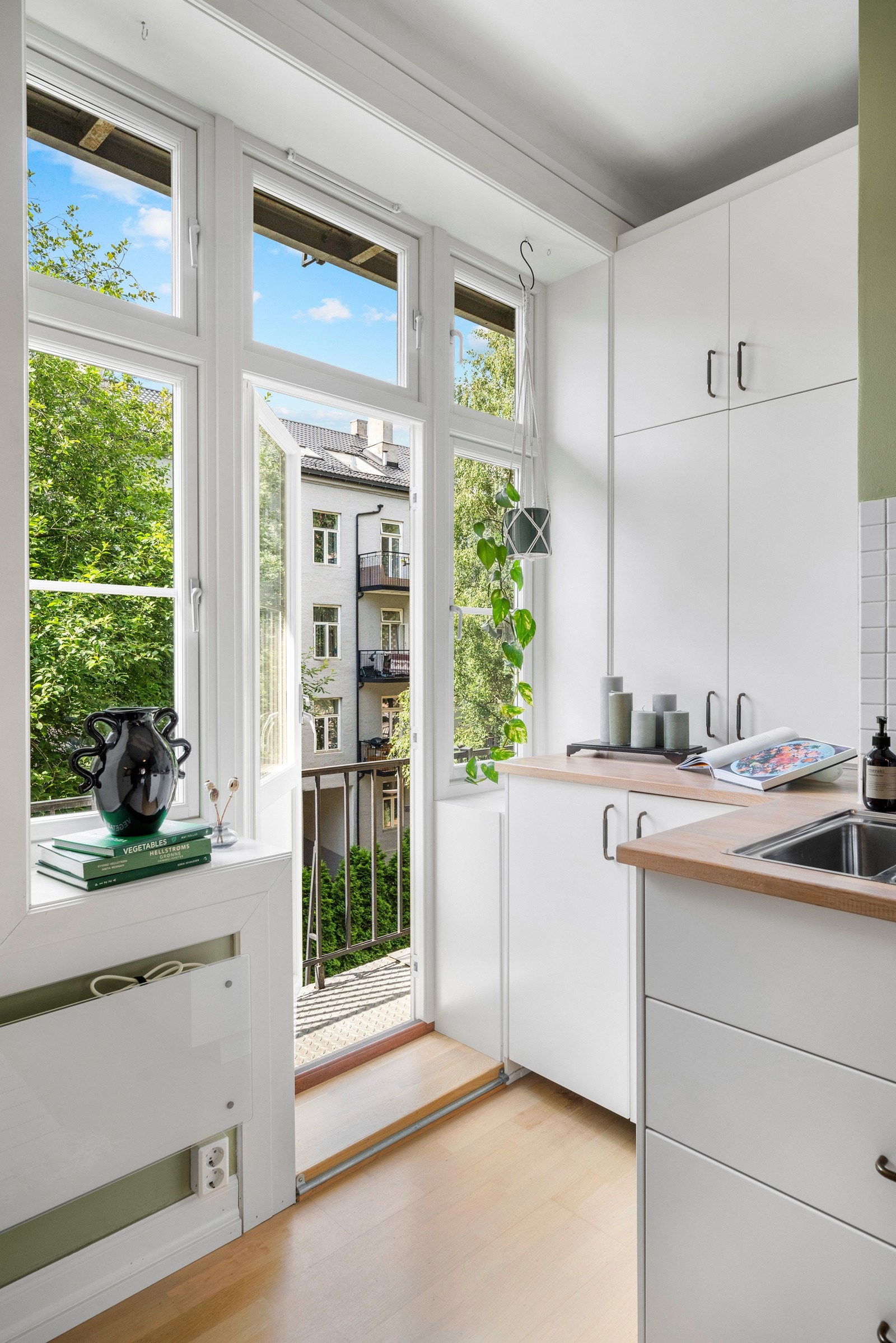 Fra kjøkkenet er det utgang til en solrik, nordvestvendt brannbalkong med hyggelig utsyn mot gårdsrommet. Galleribilde