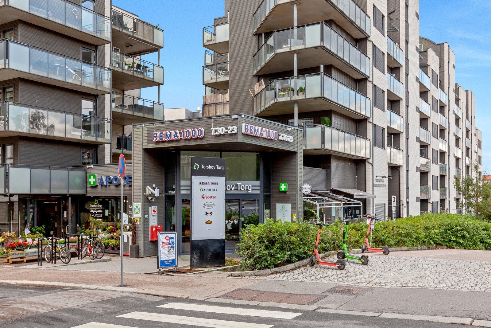 På Torshov torg finner man diverse forretninger og butikker slik som f.eks. Rema100, Apotek, mm. Galleribilde