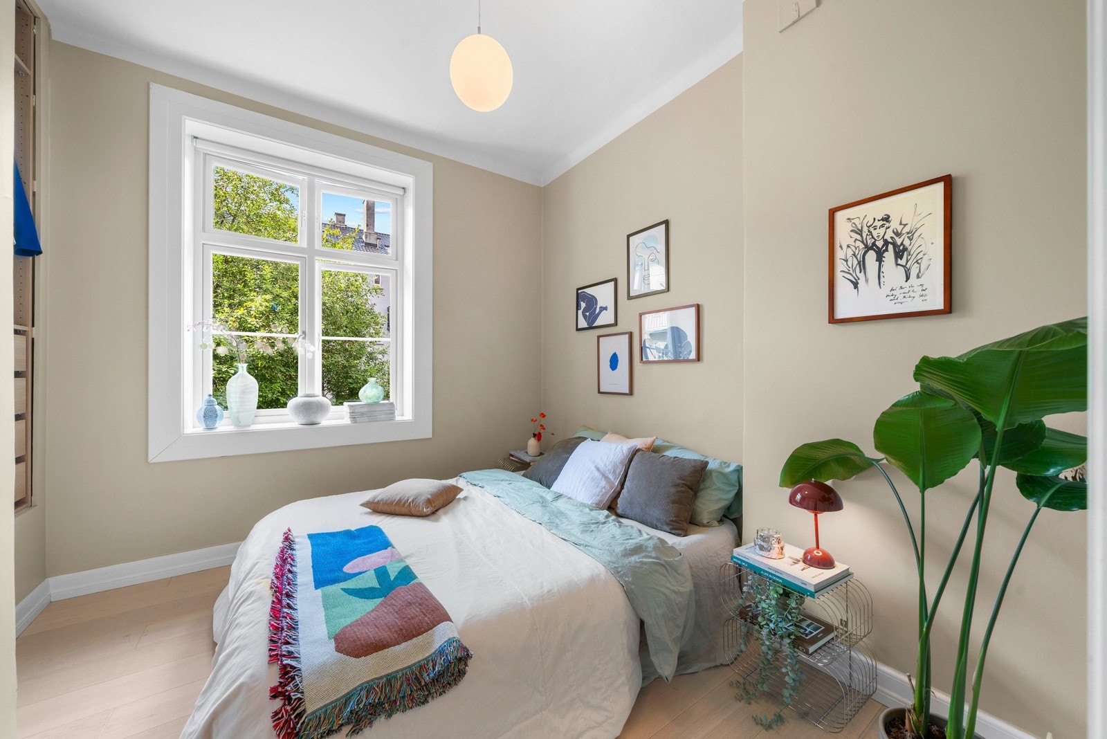 Soverommet inviterer til en behagelig og funksjonell atmosfære, preget av malte gulvflater og vegger som skaper et rent og ryddig utseende. Galleribilde