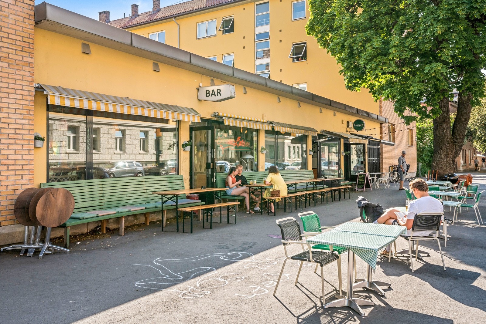 Bruun-Larsen og Lasarett vinbar ligger under 5 min gange fra boligen. Galleribilde