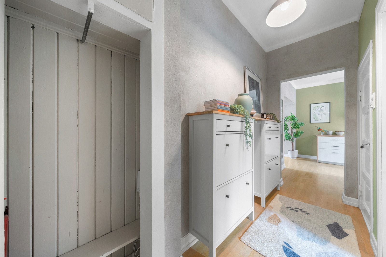 Velkommen inn i en hyggelig og innbydende entré! Denne flotte entréen har rikelig med plass til både skoskap, knagger og andre oppbevaringsmuligheter. Galleribilde