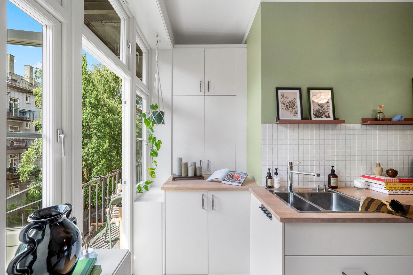 Opplegget for vaskemaskinen finner man i kjøkkenhjørnet. Her ligger den skjult bak kjøkkenskapsdørene, dette gir et stilrent og praktisk uttrykk. Galleribilde