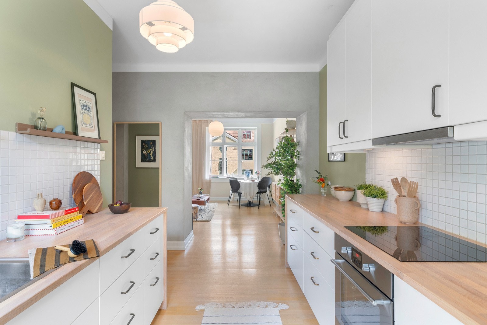 Kjøkkenet har en delvis åpen løsning til stuen, perfekt for å varte opp gjester! Galleribilde